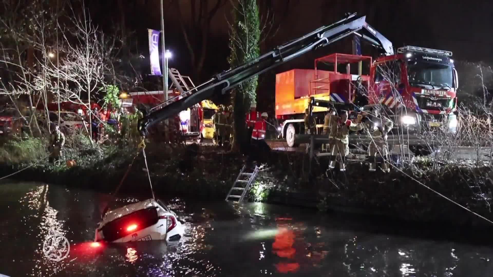 Dode en zwaargewonde nadat auto te water raakt in Delft