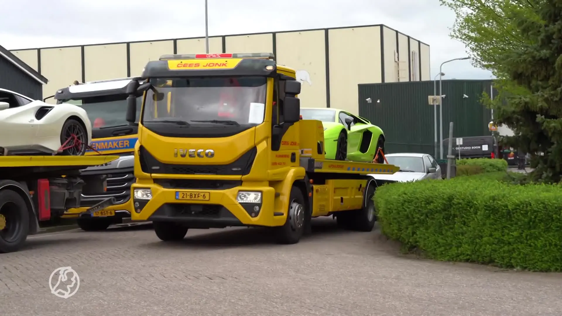 FIOD neemt peperdure supercars en oldtimers in beslag