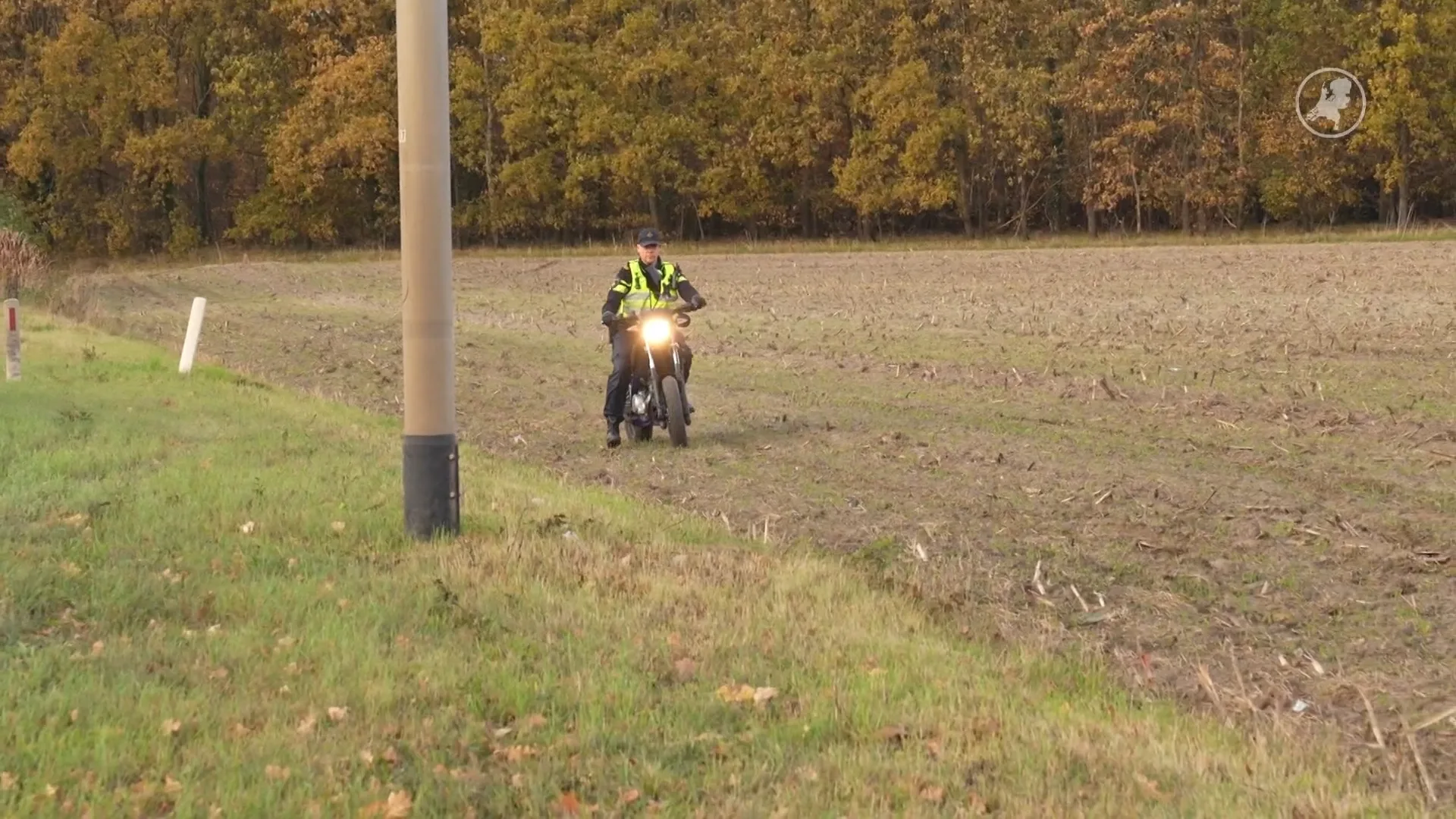 Agent scheurt na achtervolging met crossmotor naar bureau