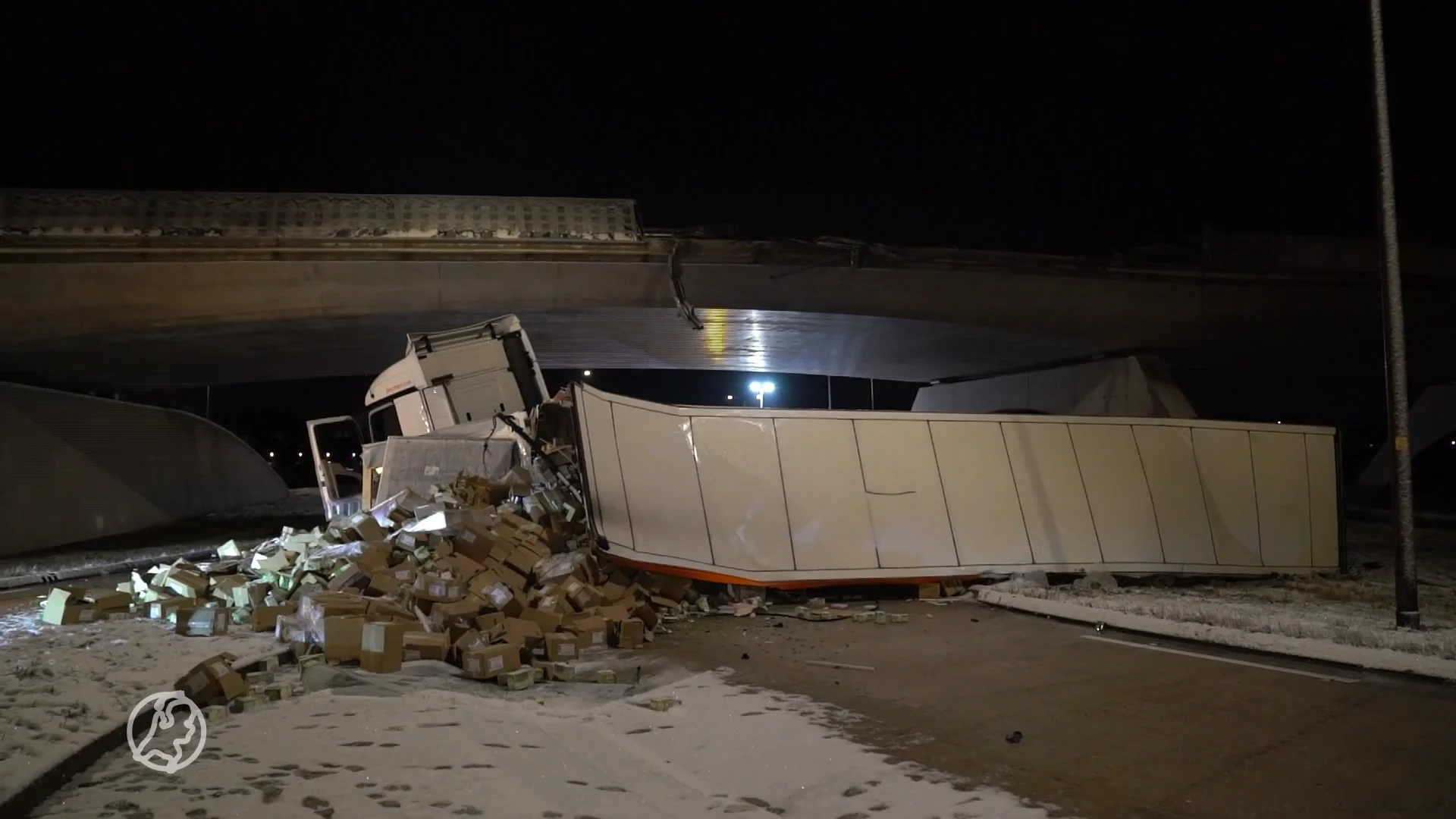 Vrachtwagen glijdt van viaduct af bij Valkenswaard