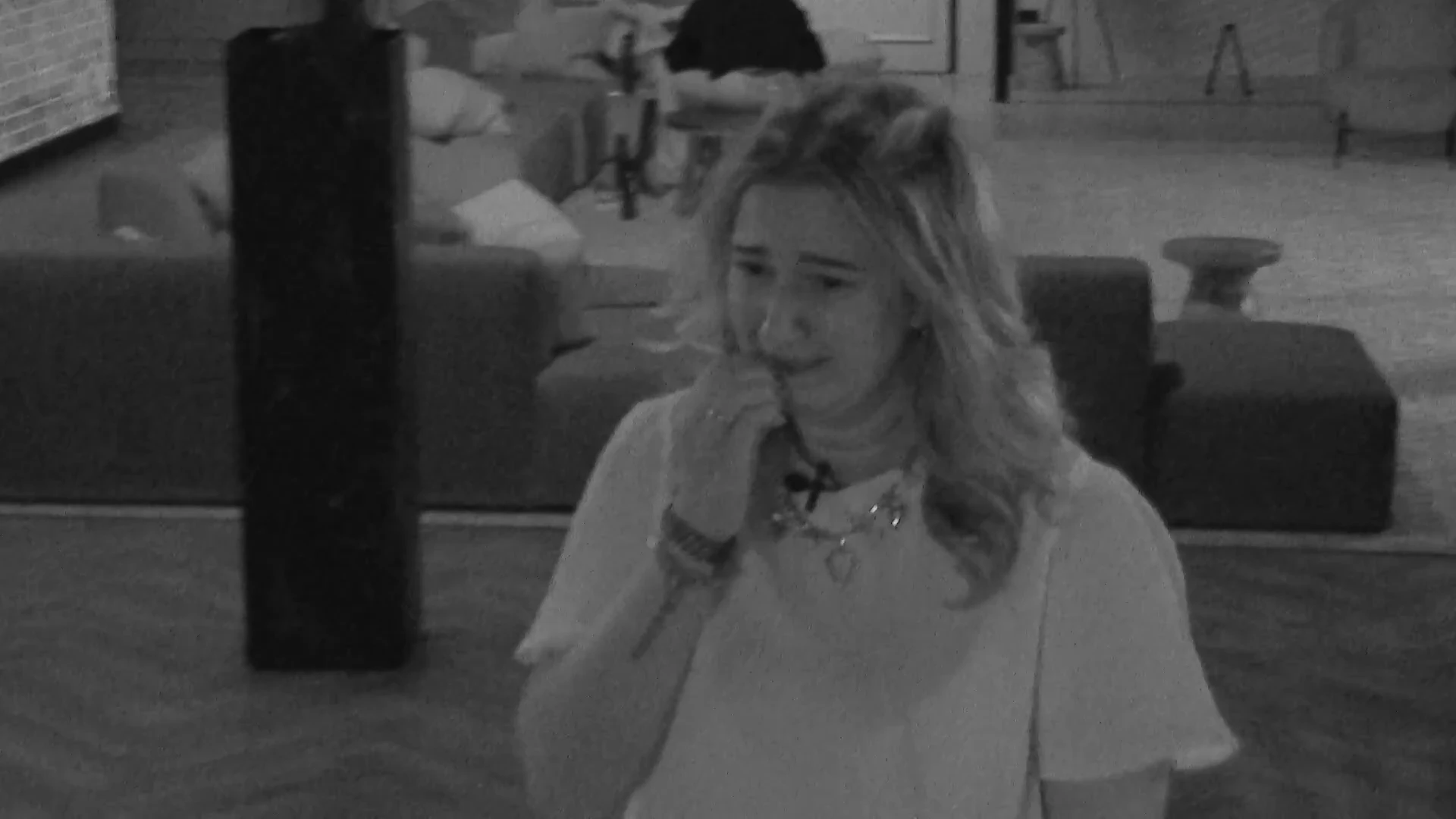 Fadi wijst Marlijn af: Marlijn loopt huilend weg