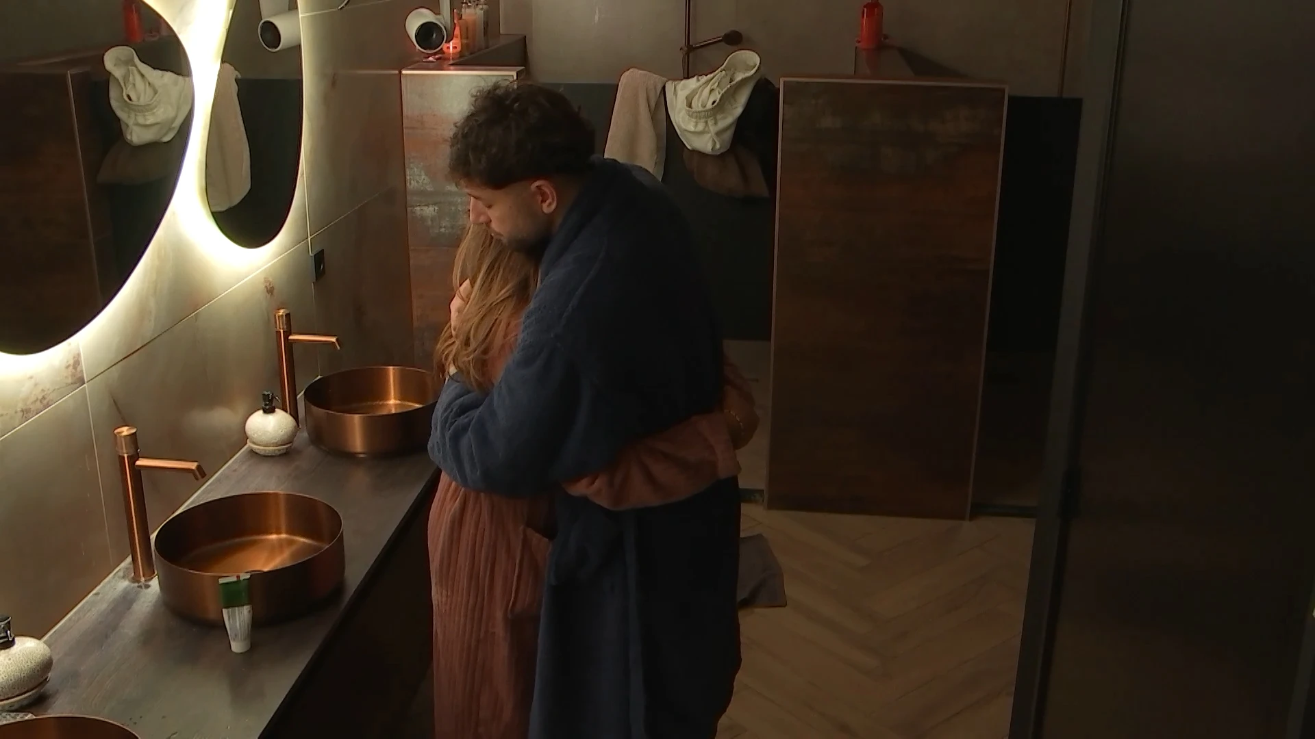 Thomas en Chess praten na het belletje