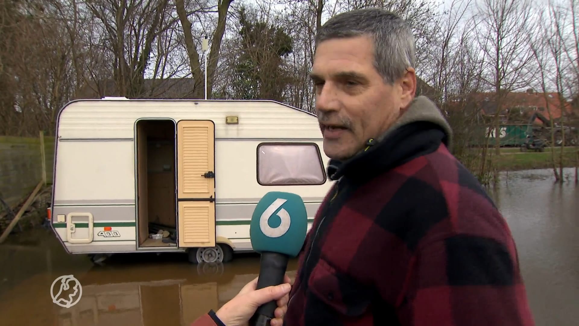 Stacaravans op camping Blokzijl onbegaanbaar door hoogwater