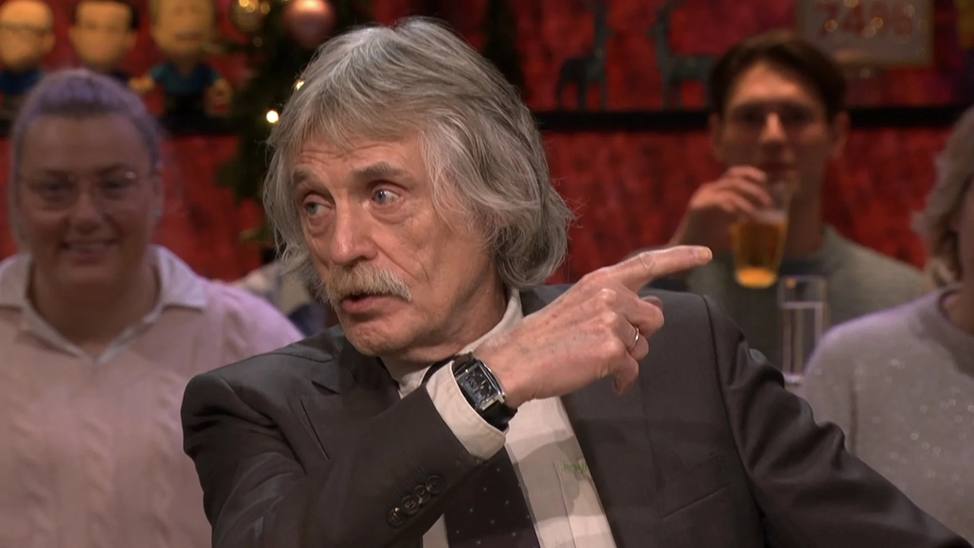 Johan Derksen grijpt in: ‘Jij zit morgen weer aan de bar!'