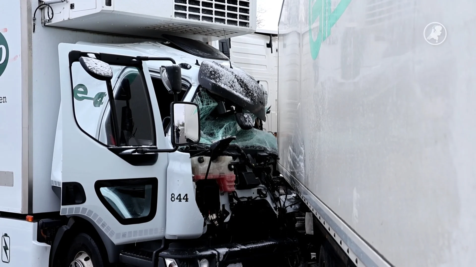 Vrachtwagenchauffeur gewond na botsing op spekglad industrieterrein