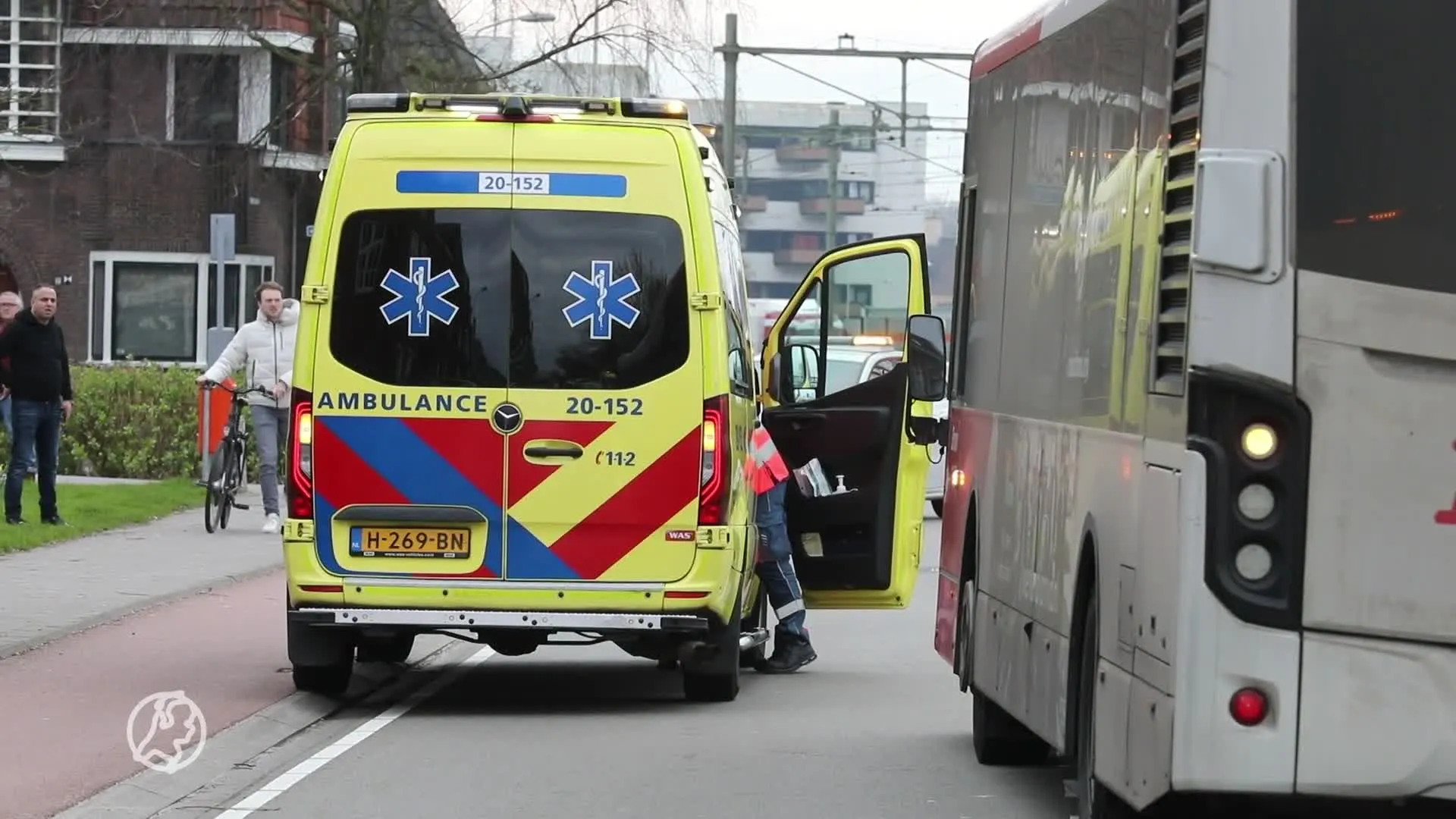 Scootmobielrijder aangereden door bus, slachtoffer gewond naar ziekenhuis