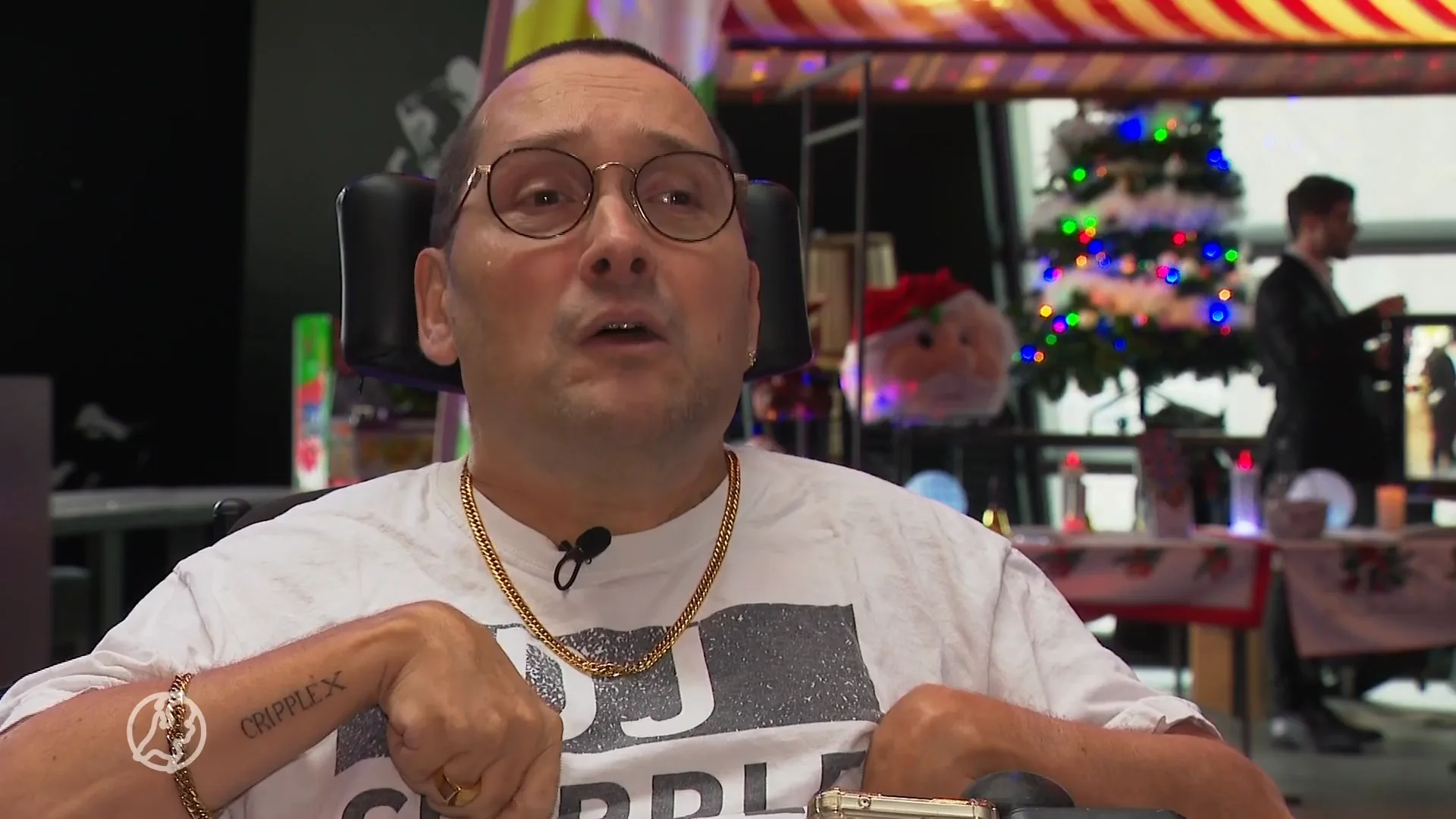 Rolstoel-DJ houdt feesten