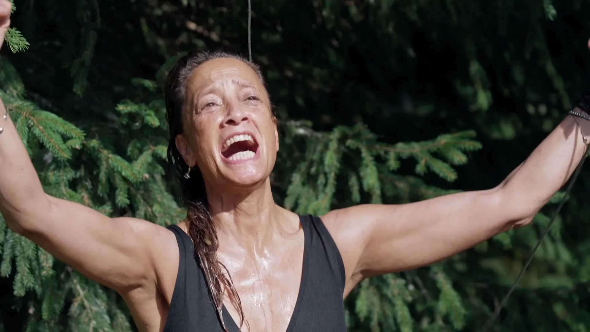 Suzanne geniet eindelijk van haar eerste douche!