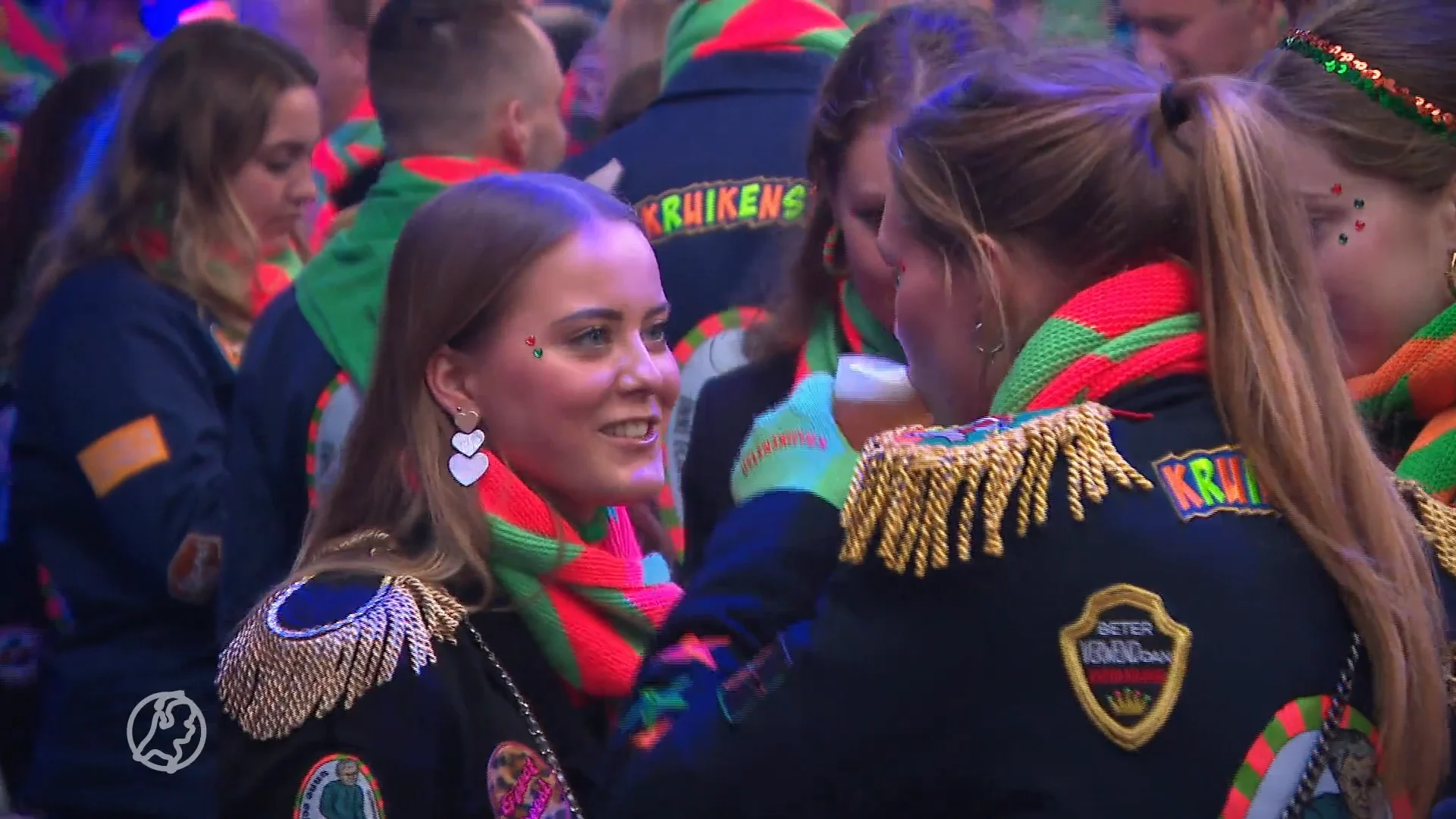Tilburg trapt carnaval af met speciaal ontbijt: met biertje en worstenbroodje in de hand