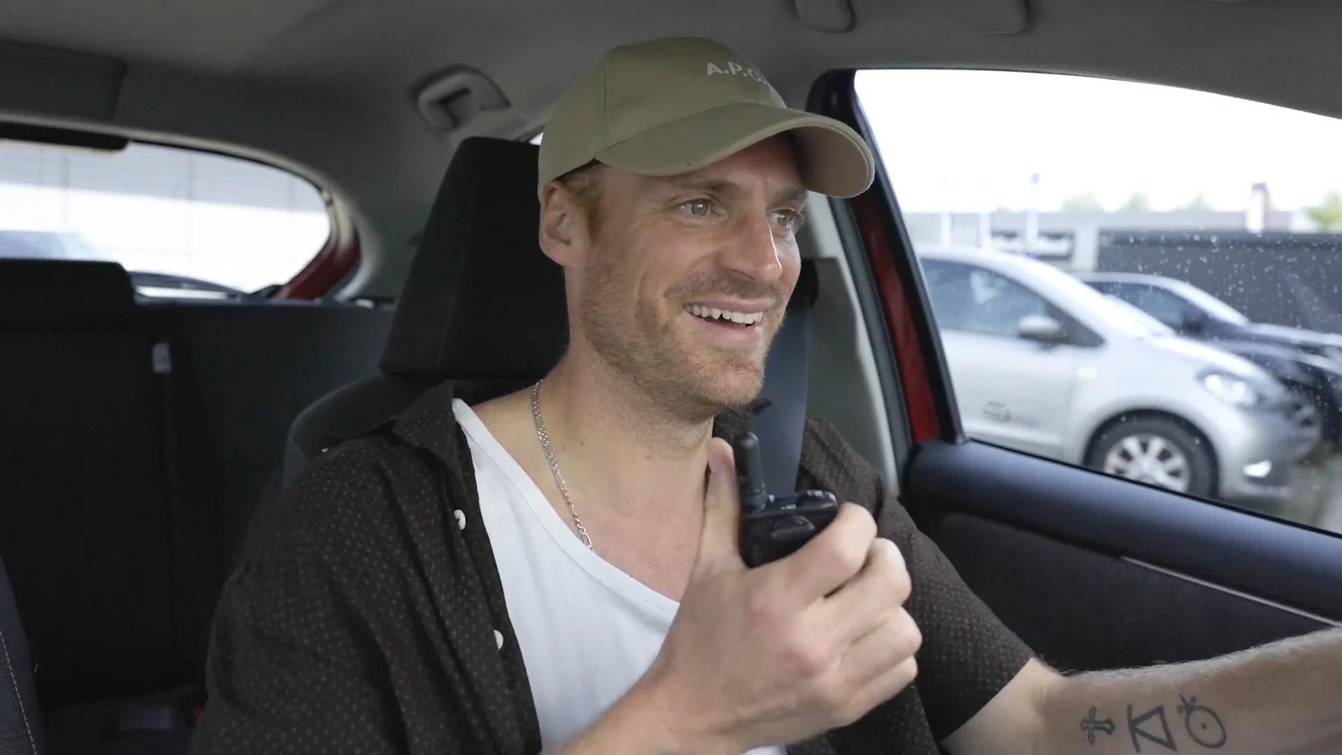 Giel tijdens zoektocht naar Thomas misleid door gele auto