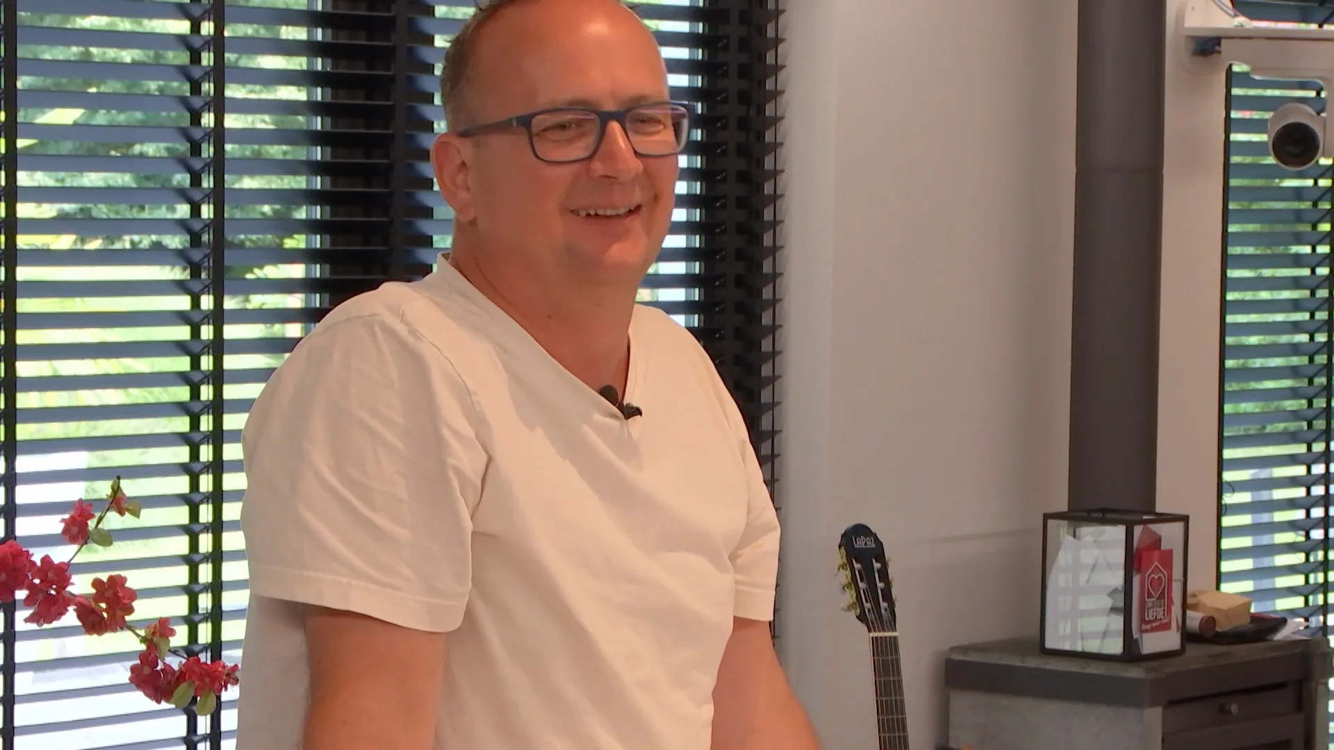 Carolina is erg geïnteresseerd in de hobby van Frank