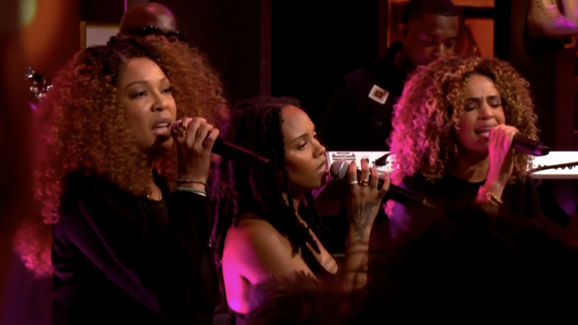 Child of Destiny speelt 'Emotion' in de commercialbreak van De Oranjewinter!