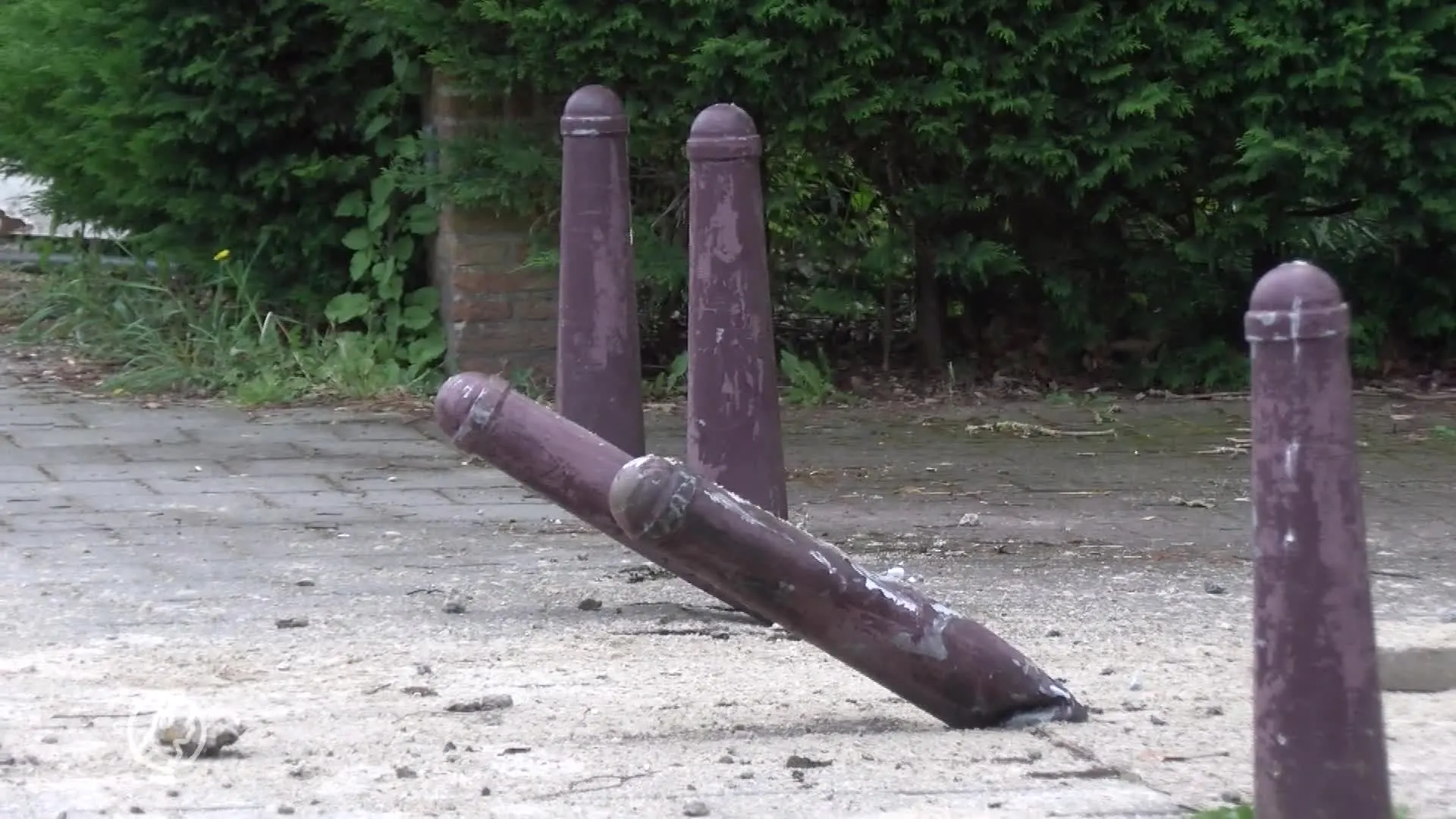 Auto vliegt door gevel woning en belandt op de kop in voortuin in Terneuzen