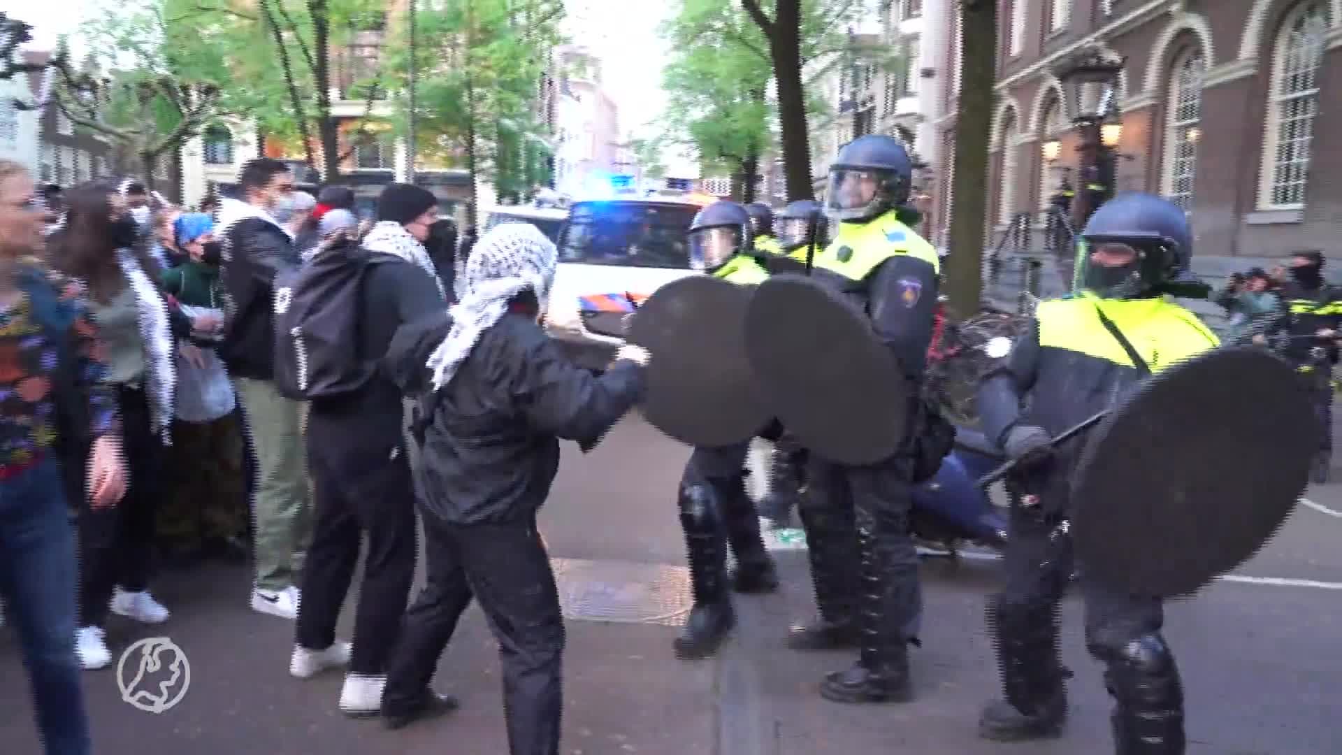 Sfeer slaat om in Amsterdam: ME voert charge uit bij protest op Spui
