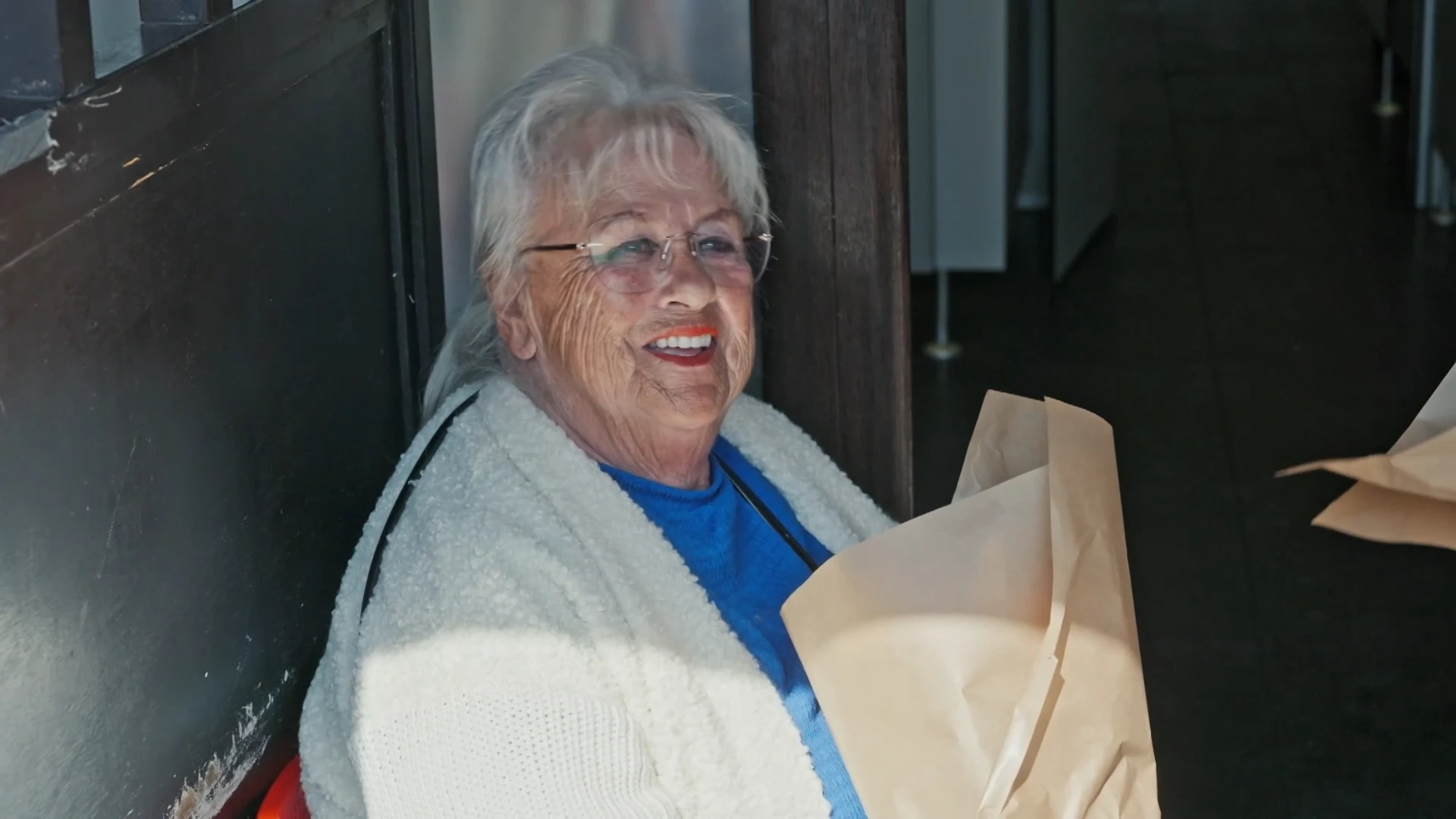 Frank komt belofte na en haalt bos bloemen voor Joke