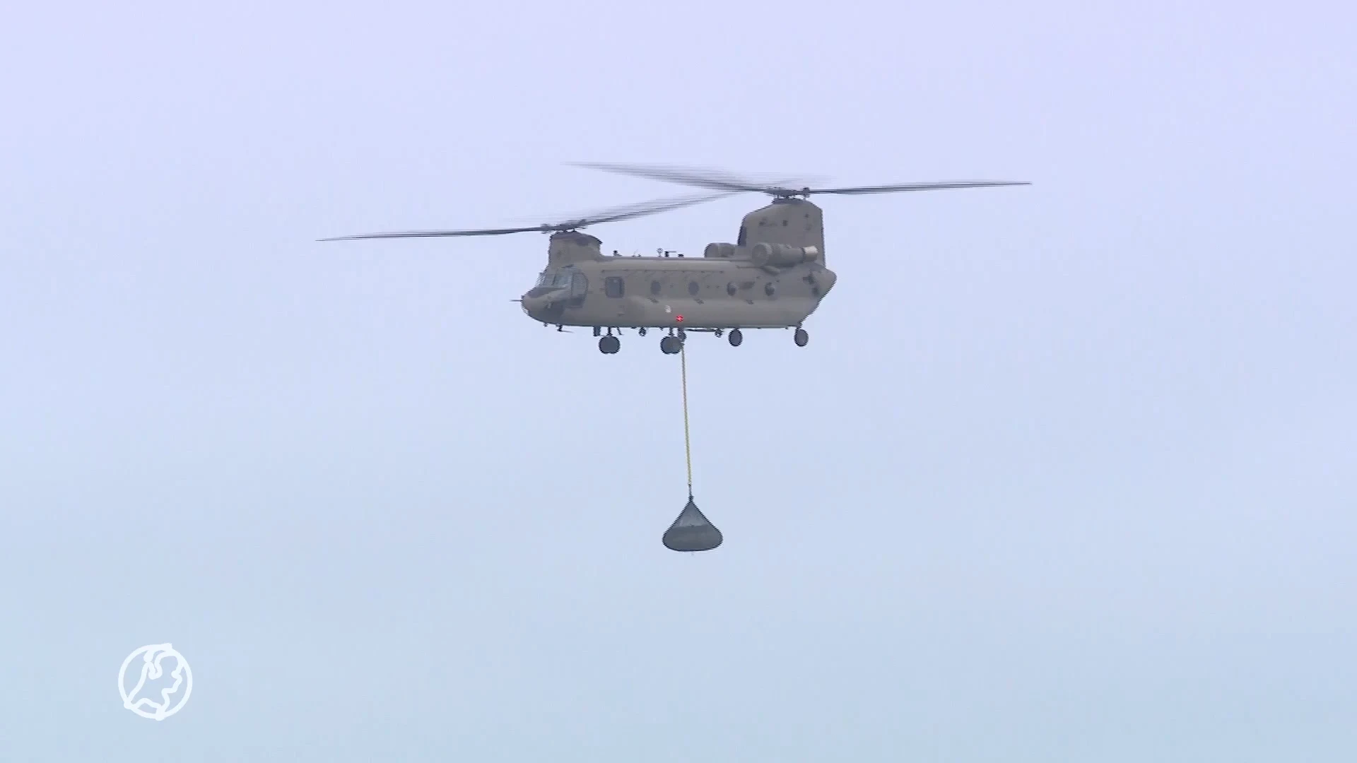 Chinooks begonnen met droppen zware stenen op kapotte dam