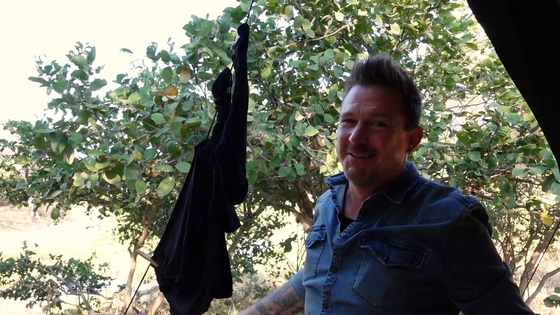 Zo wast Johnny zijn onderbroeken in de wildernis