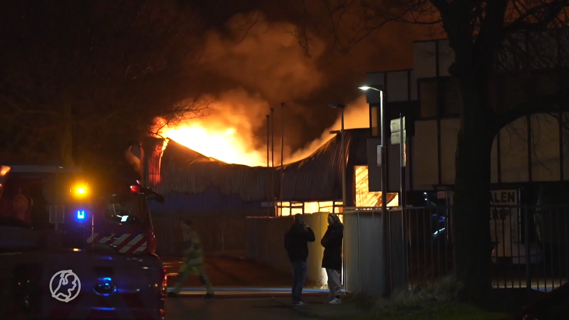 Metershoge vlammenzee bij grote brand op industrieterrein Almere