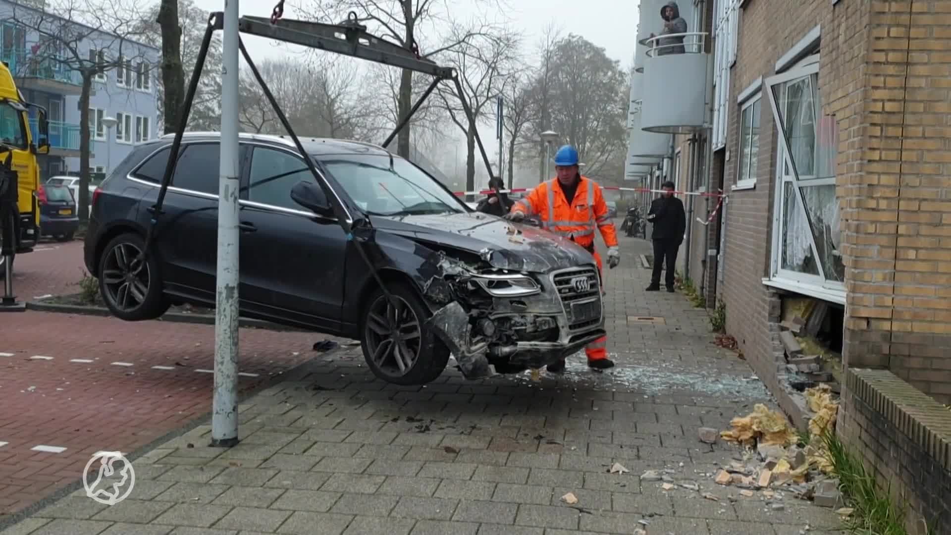 Auto crasht met hoge snelheid tegen gevel van woning in Amsterdam-Noord