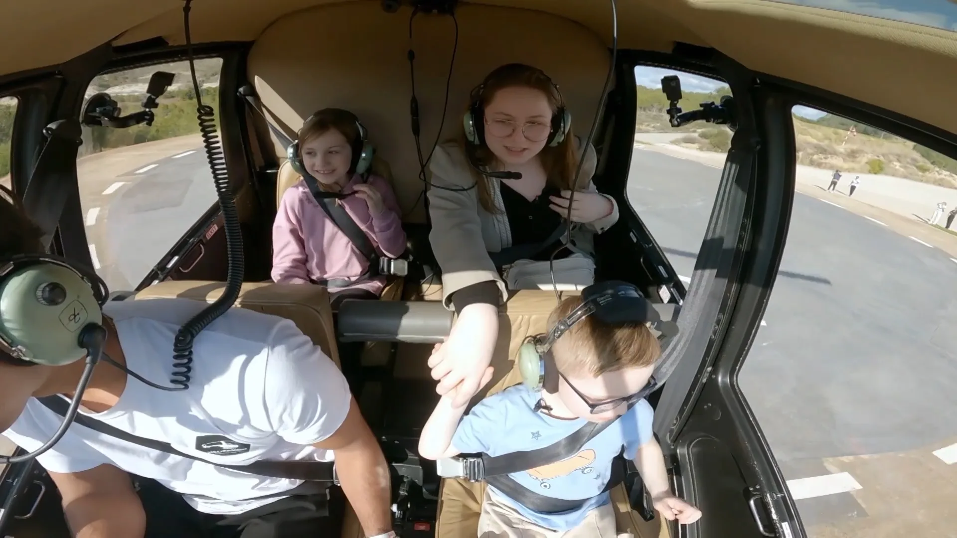 Romy en de kids vliegen voor het eerst in een helikopter