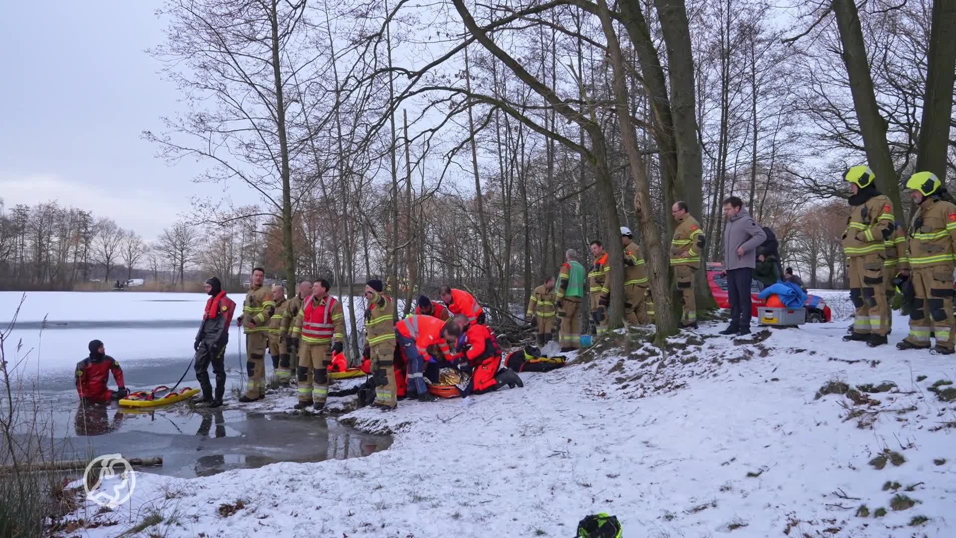 Brandweer redt baasje nadat hij zijn hondje uit ijskoud water redde