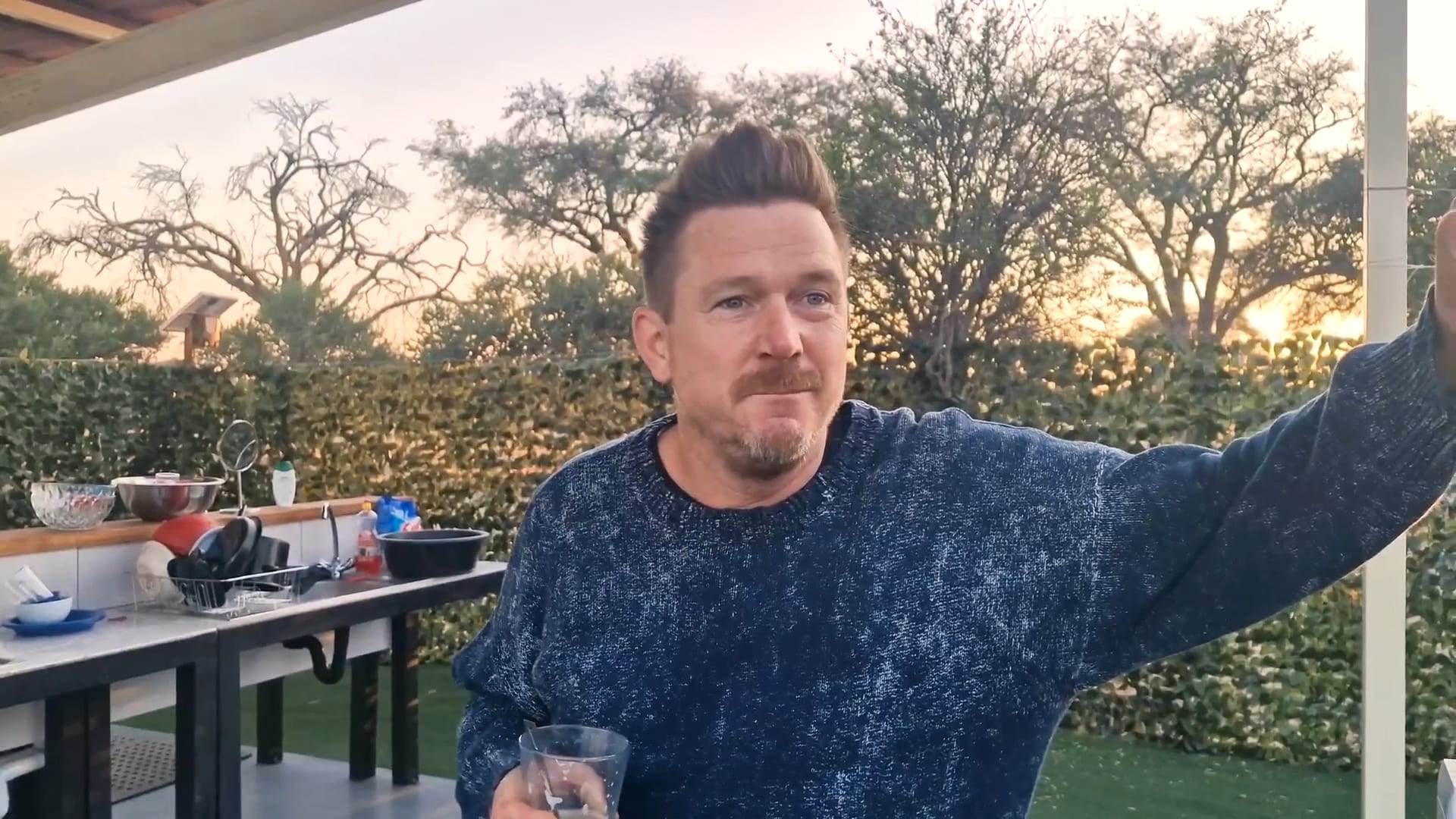 Johnny heeft GIGANTISCHE VERRASSING voor de campinggasten!