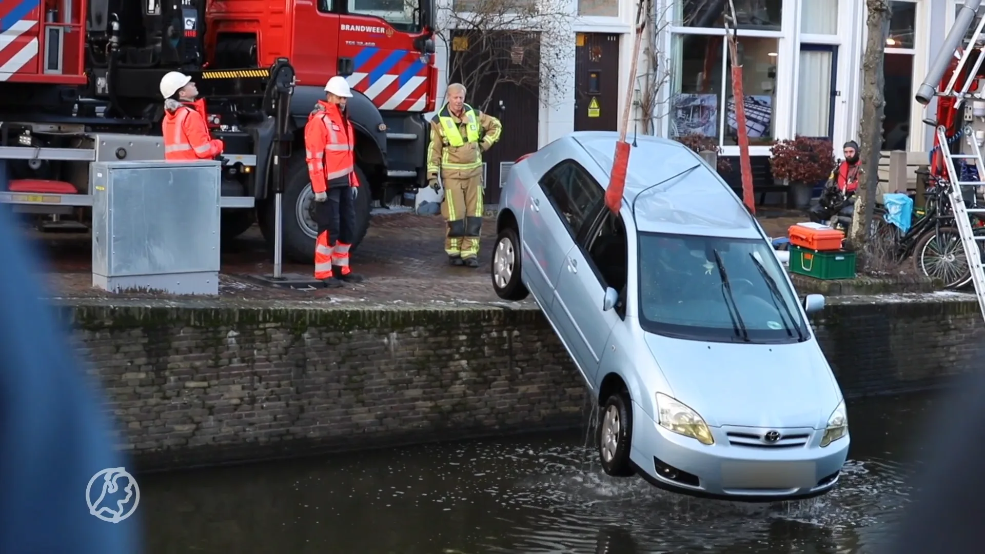 Auto glijdt van brug Delftse gracht in