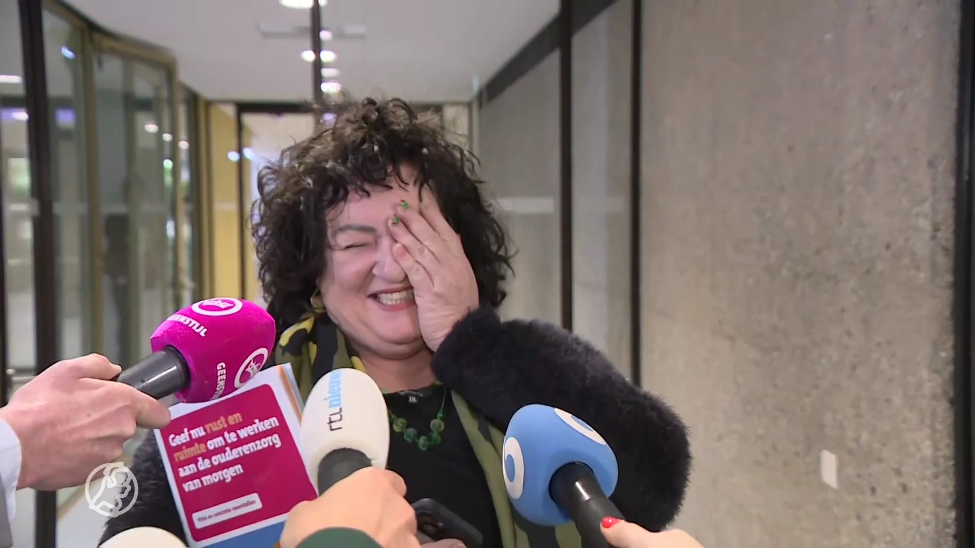 Van der Plas draagt shirt binnenstebuiten én achterstevoren: 'Heb je wel thuis geslapen?'