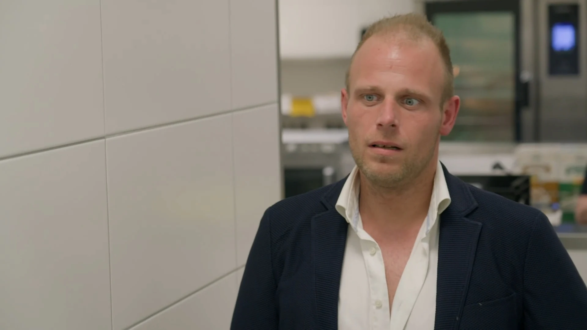 Mark krijgt het zwaar tijdens voorbereiding feestavond