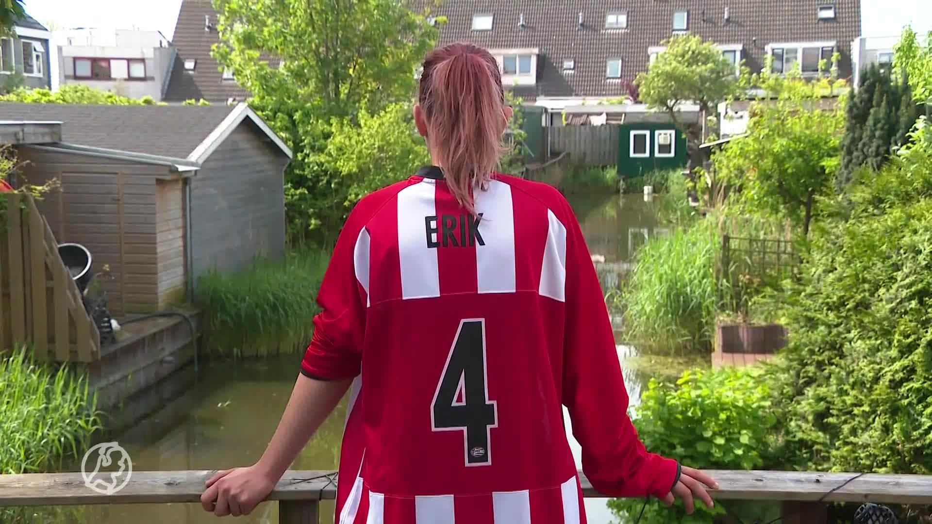 Kimberly strooit het as van haar vader uit tijdens de huldiging van PSV