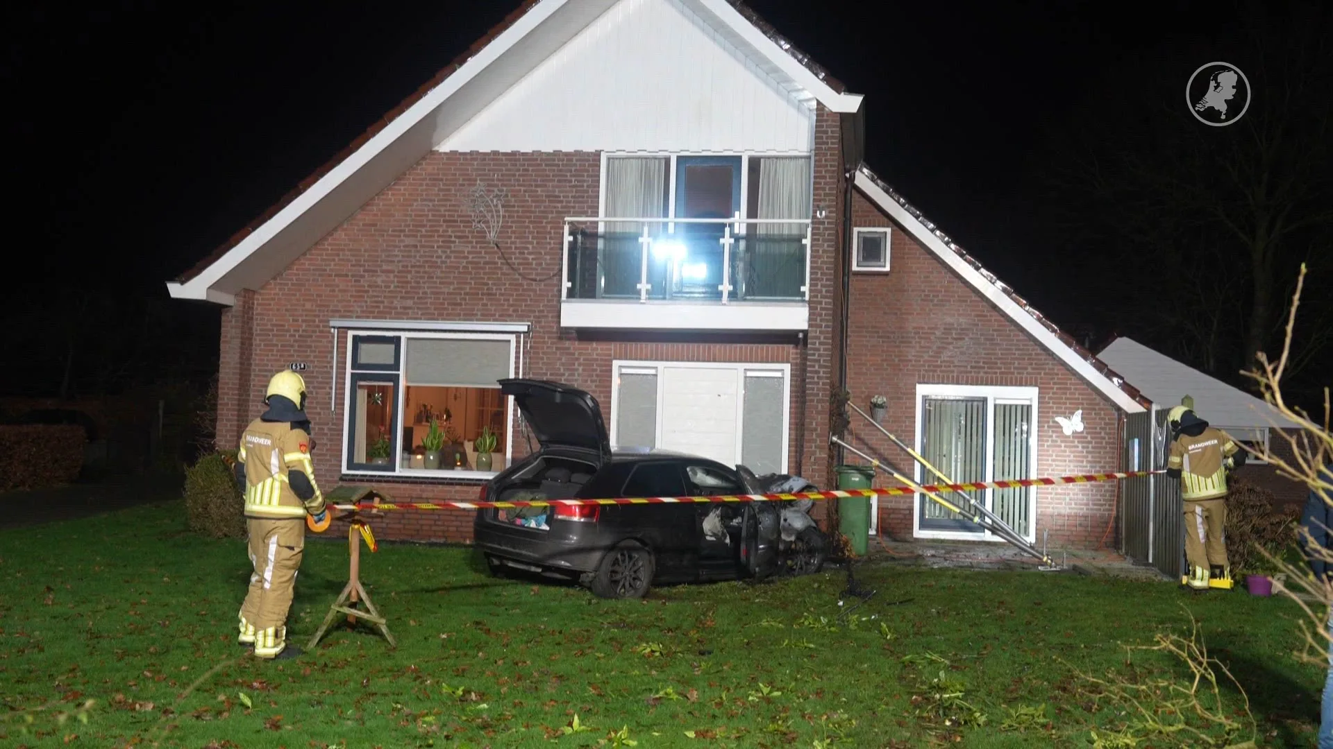 Auto rijdt tegen woning in Zuidveen: drie gewonden