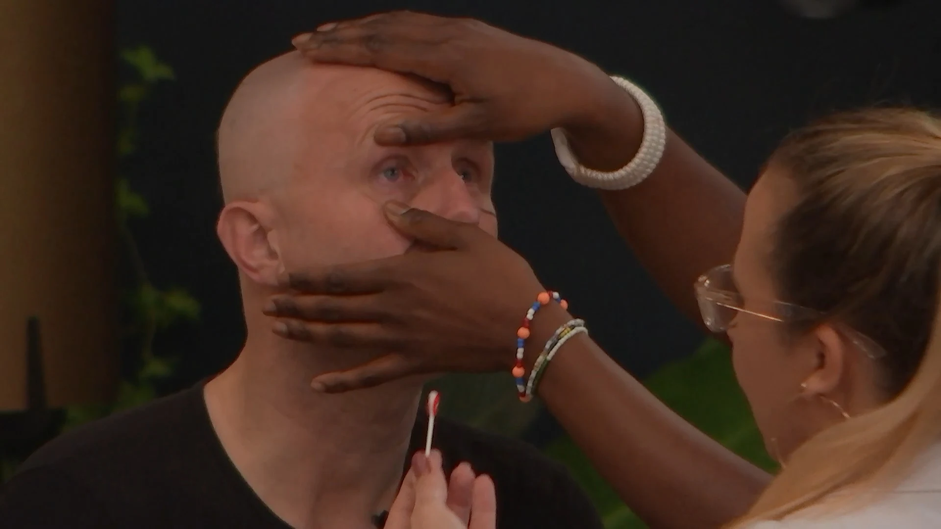 Erik krijgt zijn lenzen niet in: 'Dat worden 0 punten!'