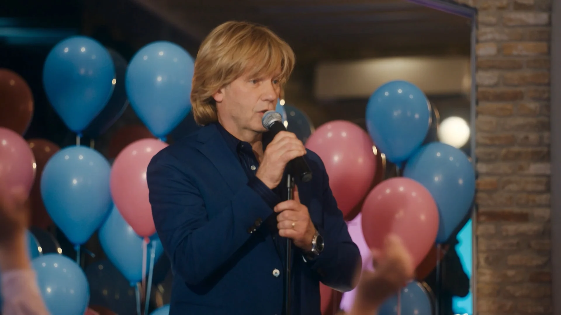Martin zingt op een gender reveal