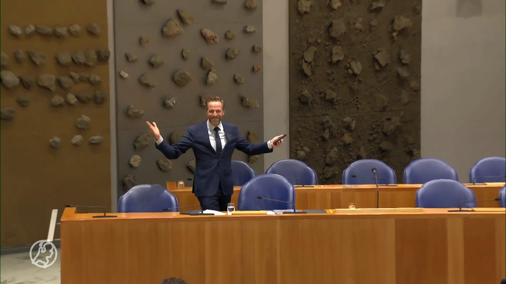 Hugo de Jonge legt debat stil om te horen dat dochter geslaagd is