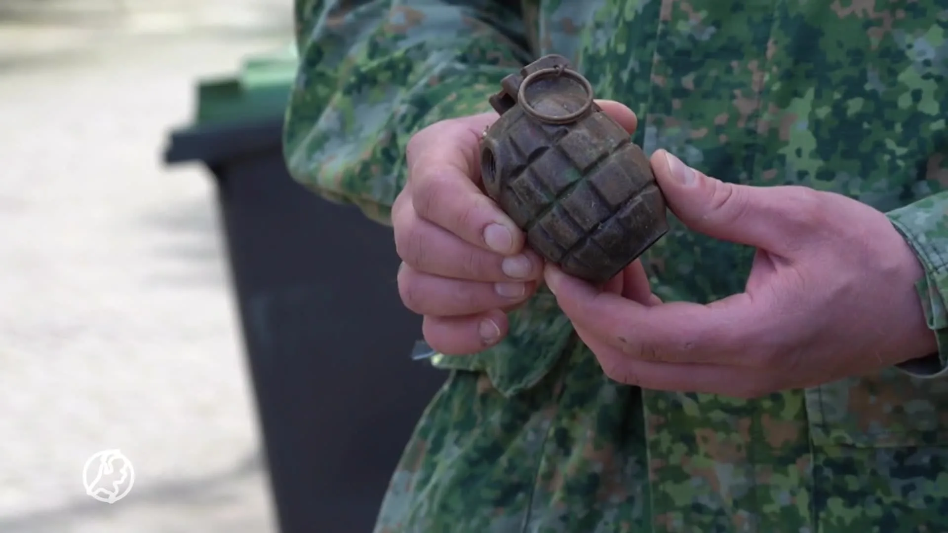 Vrouw stuit op handgranaat tijdens werken in de tuin