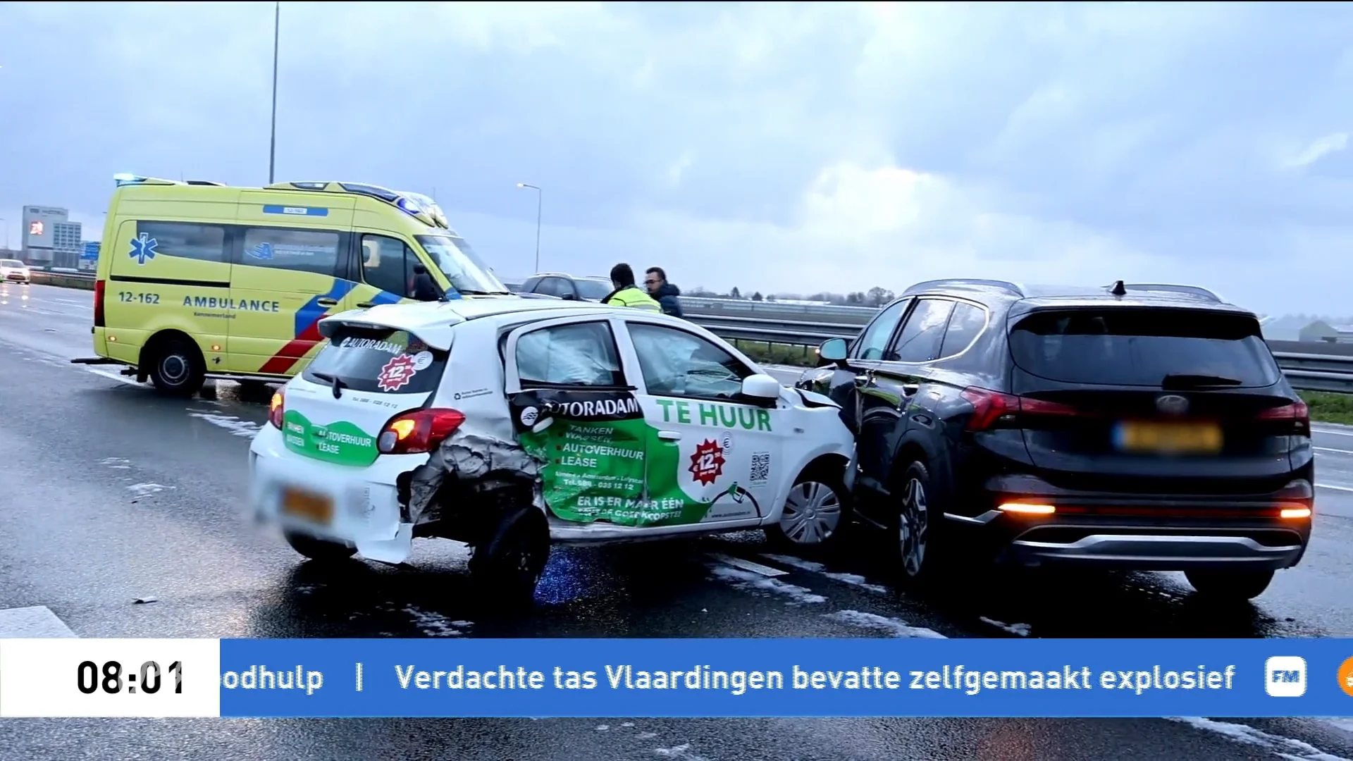 Enorme ravage A4 na ongeluk met veel auto's door gladheid
