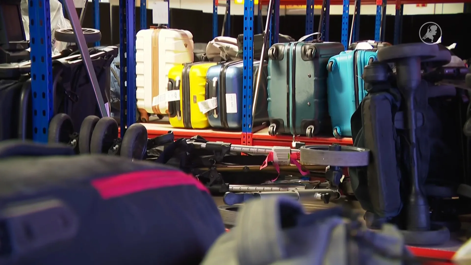 Honderden koffers op Schiphol na winterchaos