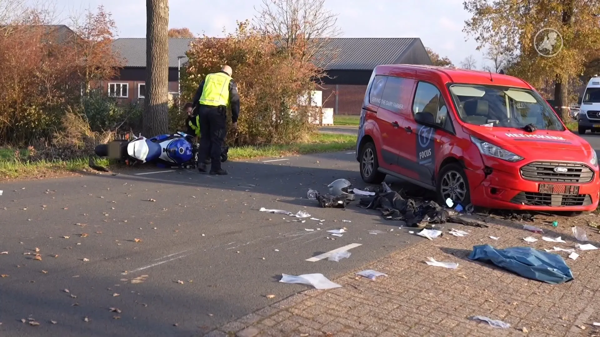 Aanrijding tussen motor en auto: motorrijder (32) overlijdt