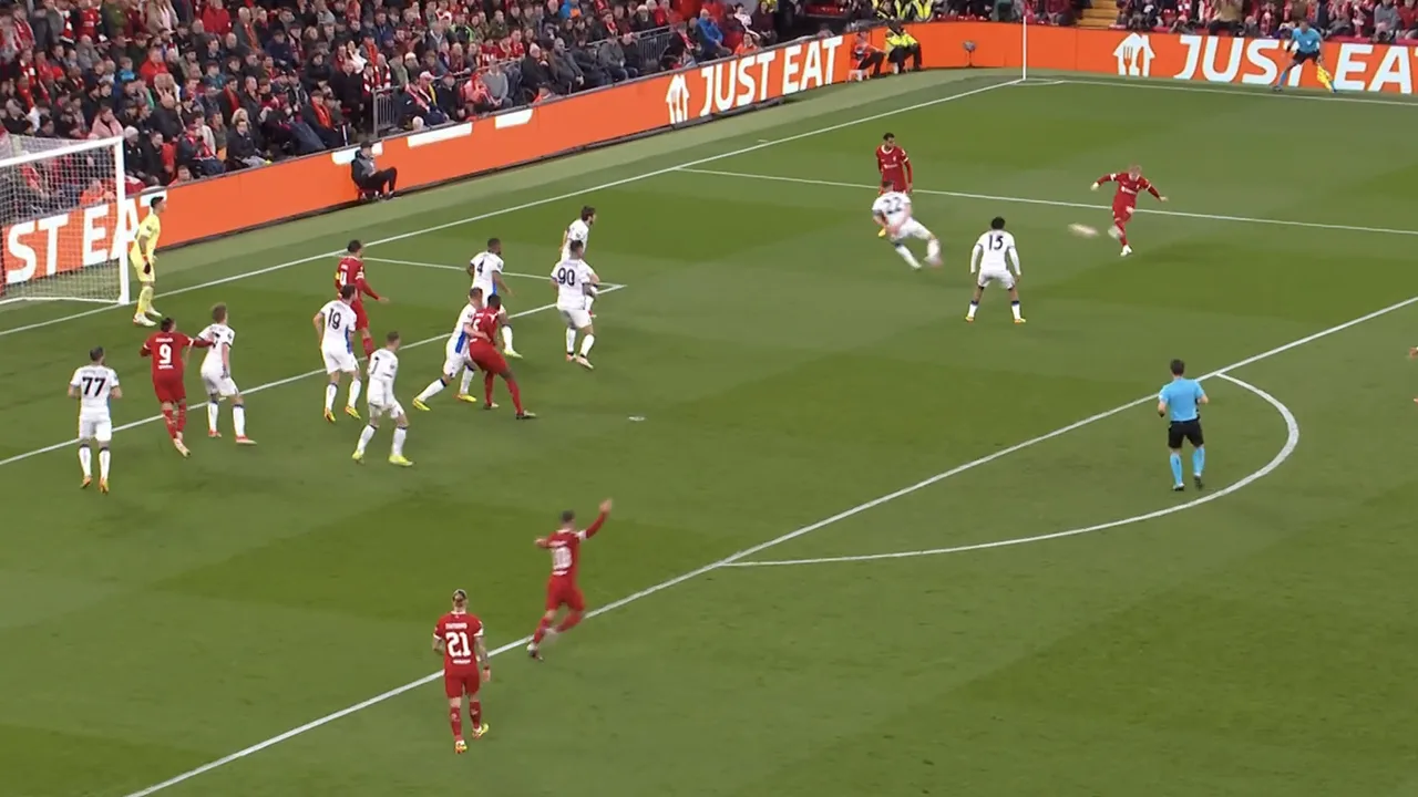 KANS: Liverpool-speler Elliott schiet hard op de lat en paal