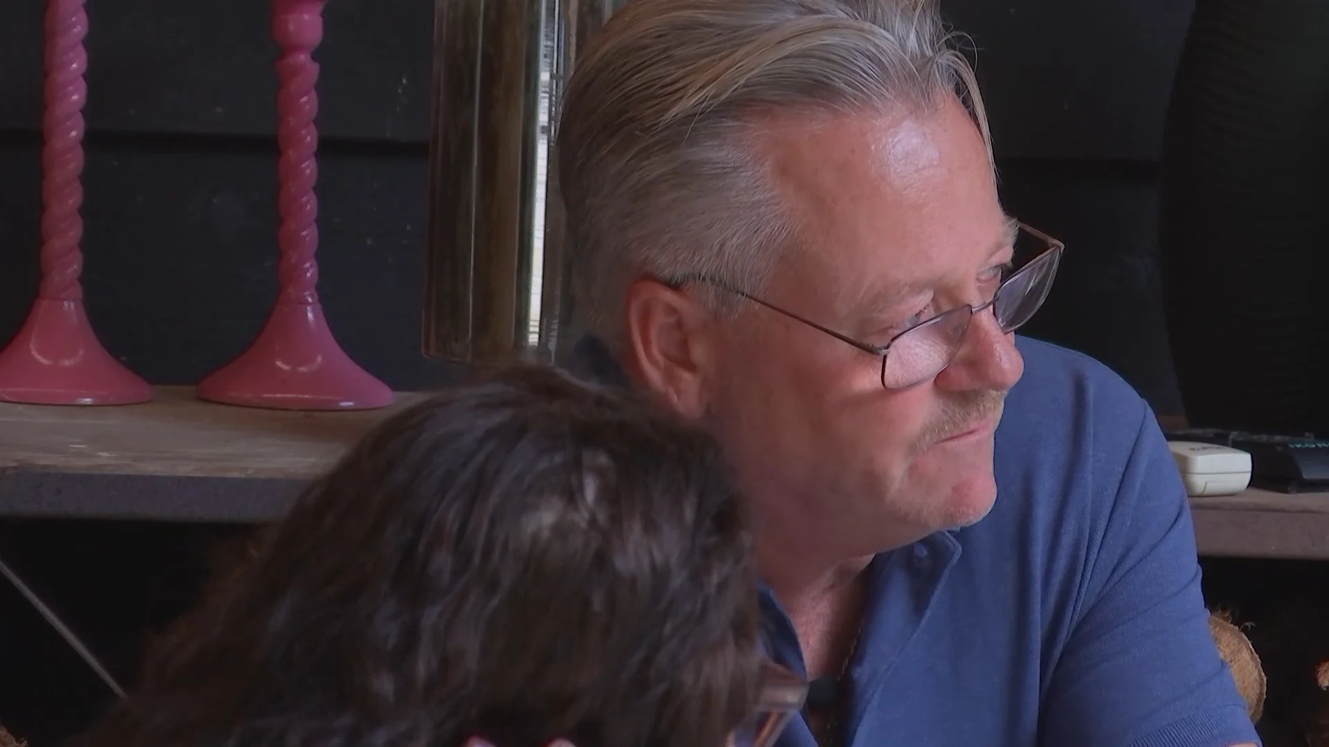 John is emotioneel als hij Odenilde moet verlaten