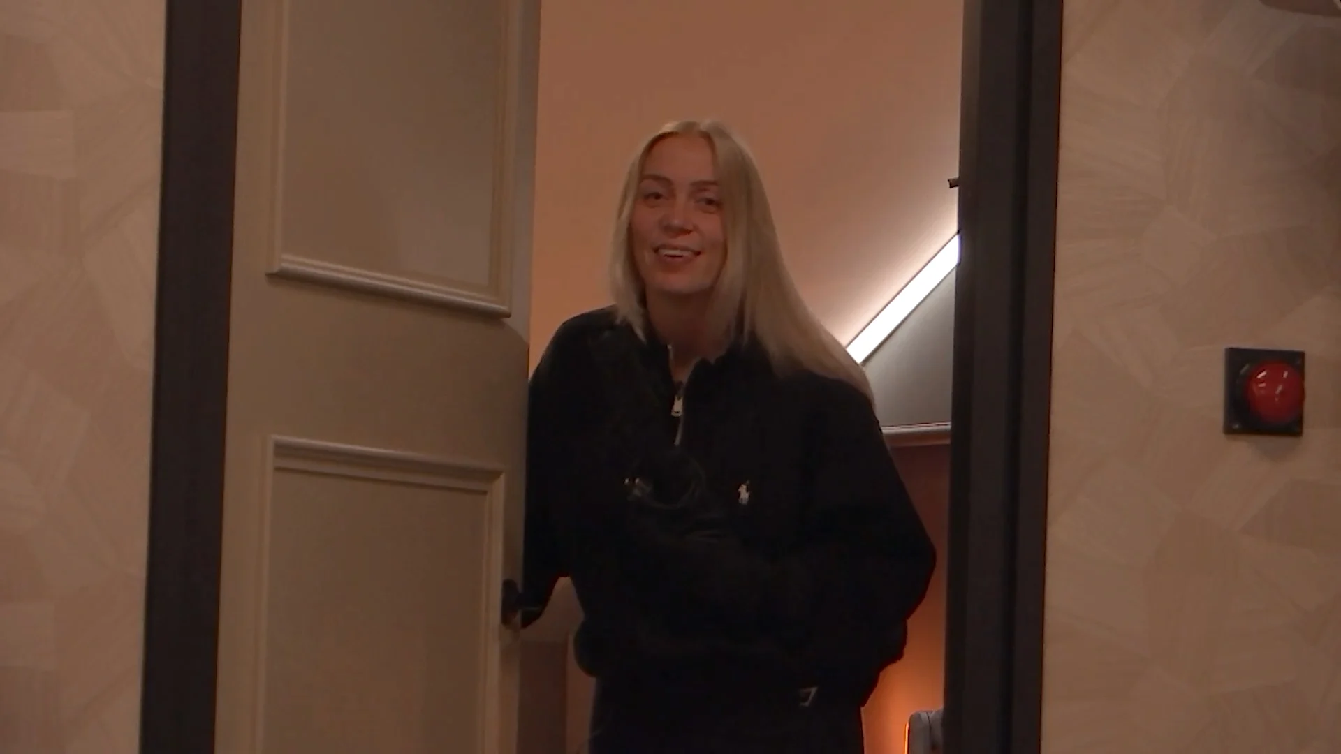 Joey en Mercedes zijn klaar met het geföhn van Demi