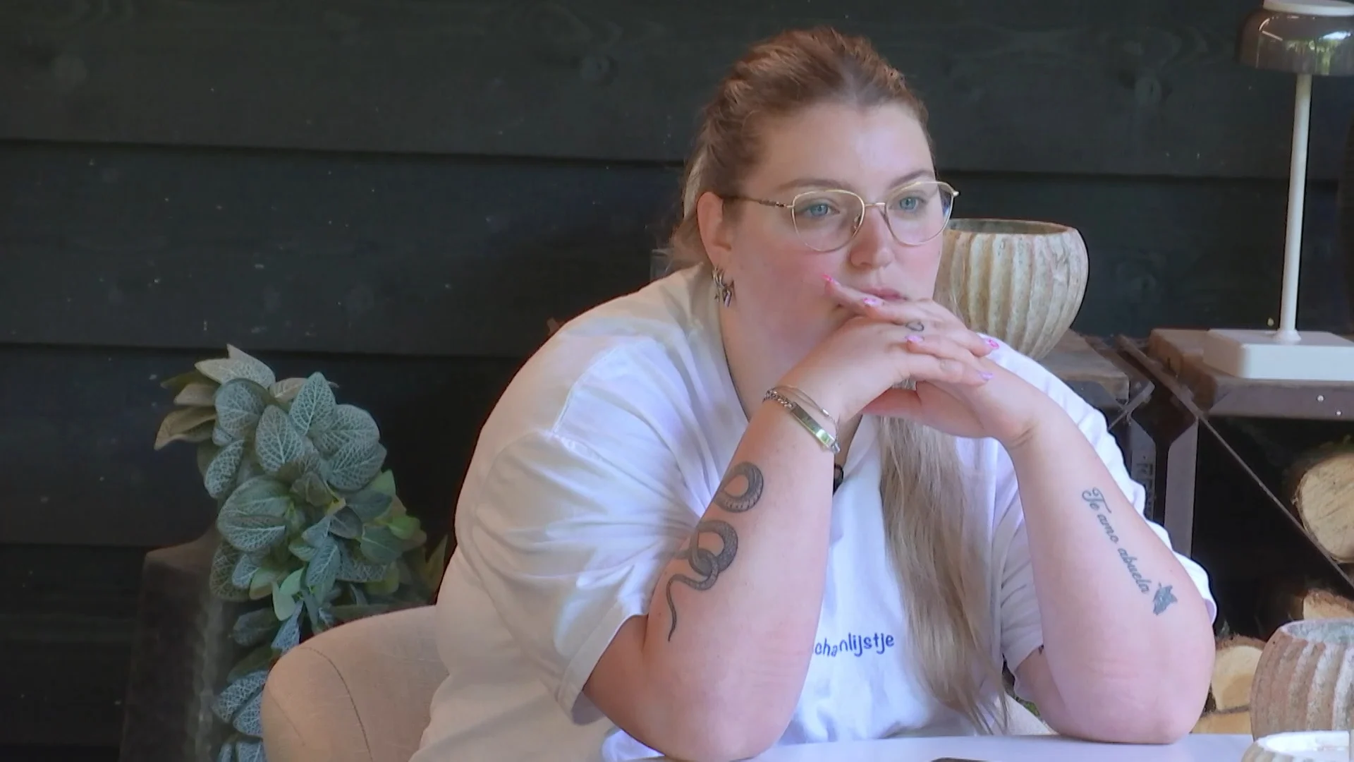 Deveny gaat liever iets met haar vrienden doen!