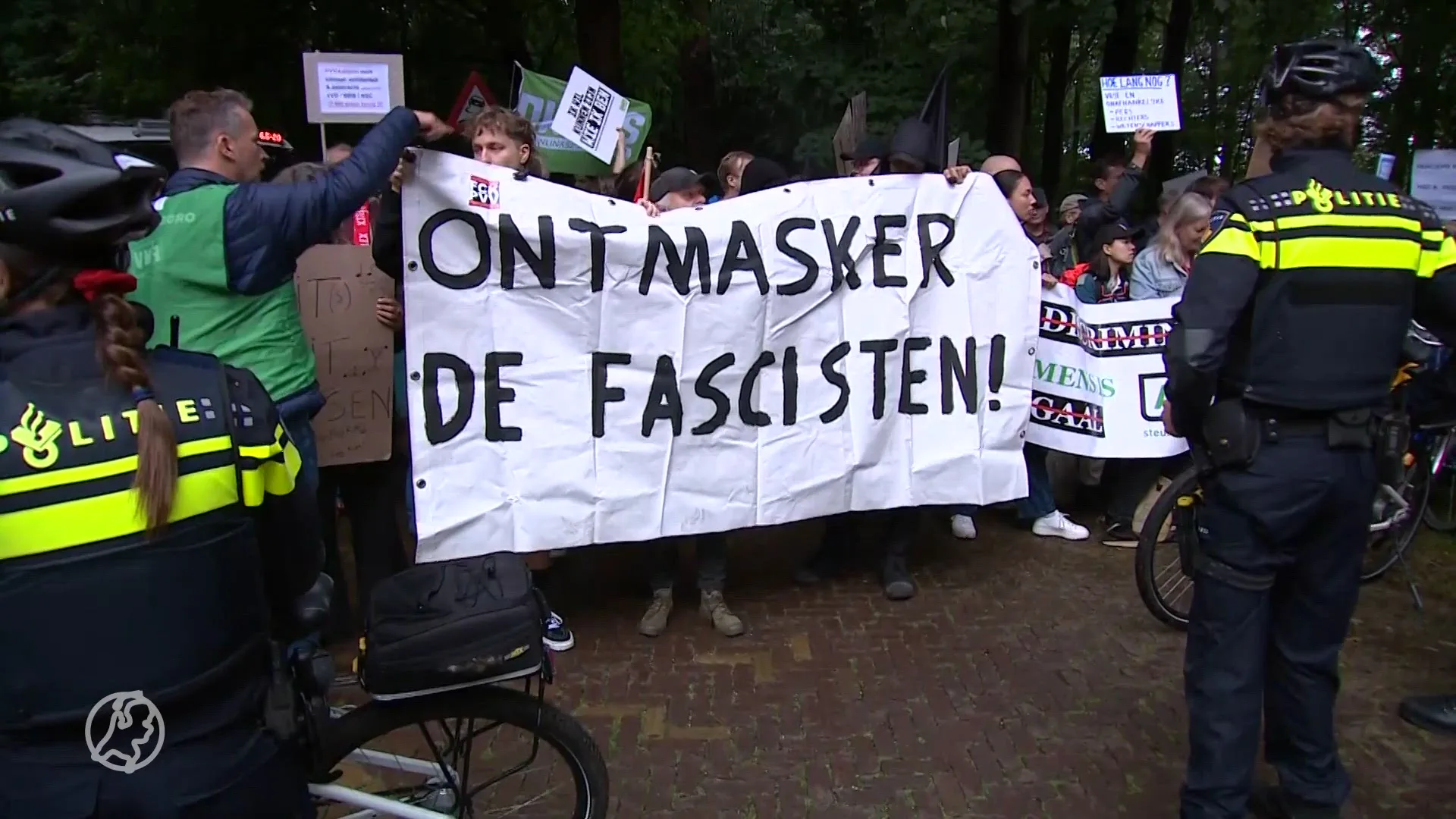 Paar honderd betogers demonsteren bij paleis na bordesscène