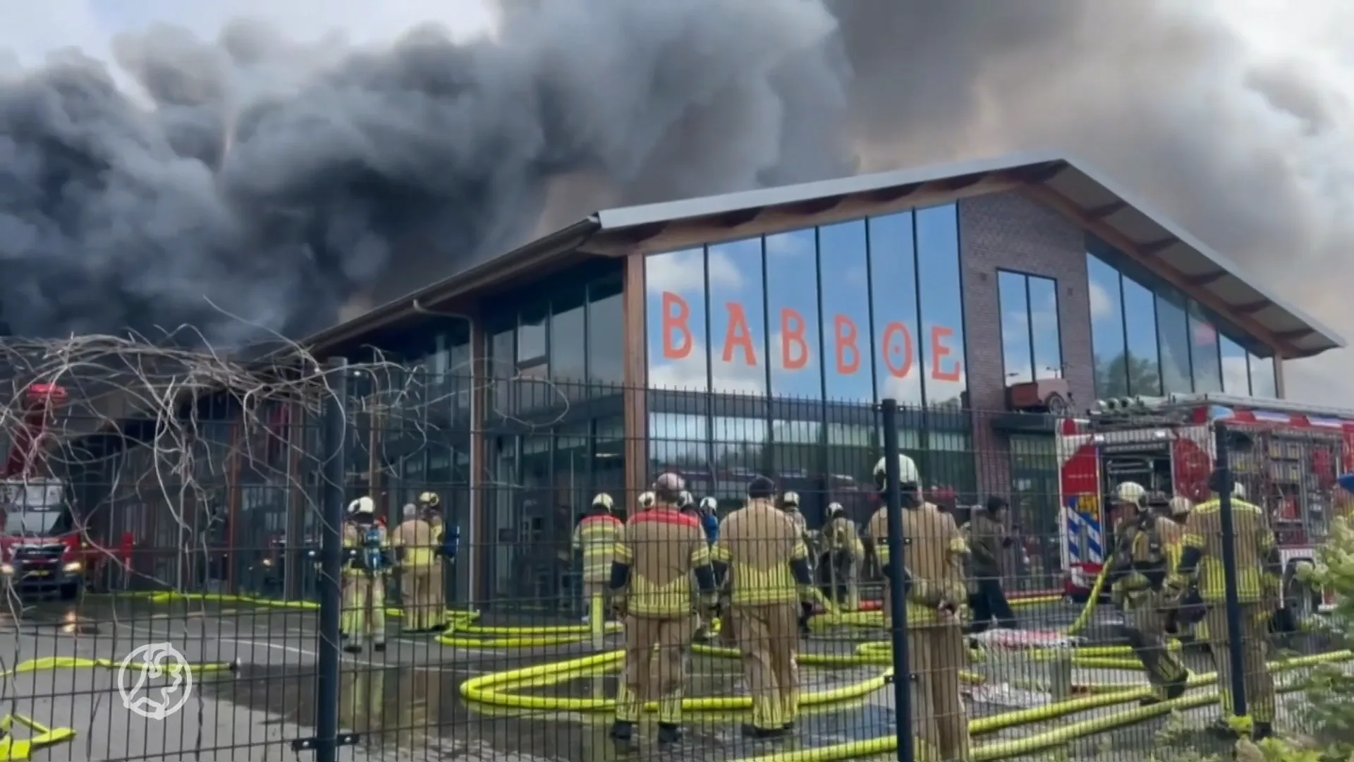 Hevige brand Amersfoort dreigt over te slaan naar hoofdkantoor Babboe