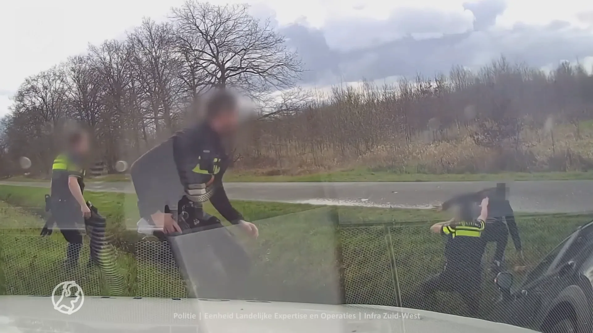 Voortvluchtige verdachte met de billen bloot na wilde politie-achtervolging