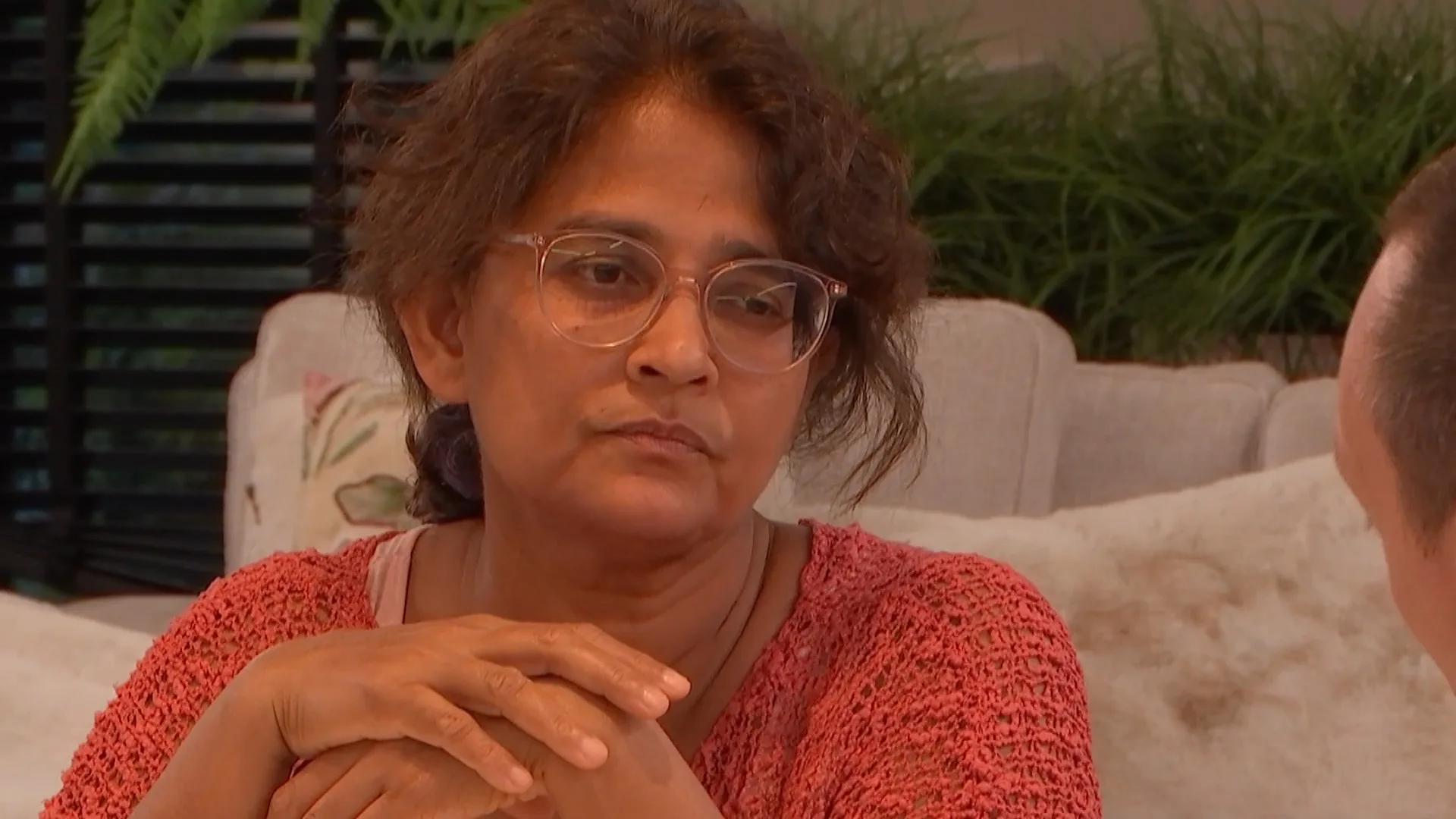 Janaki wil niet met Franks moeder op vakantie!