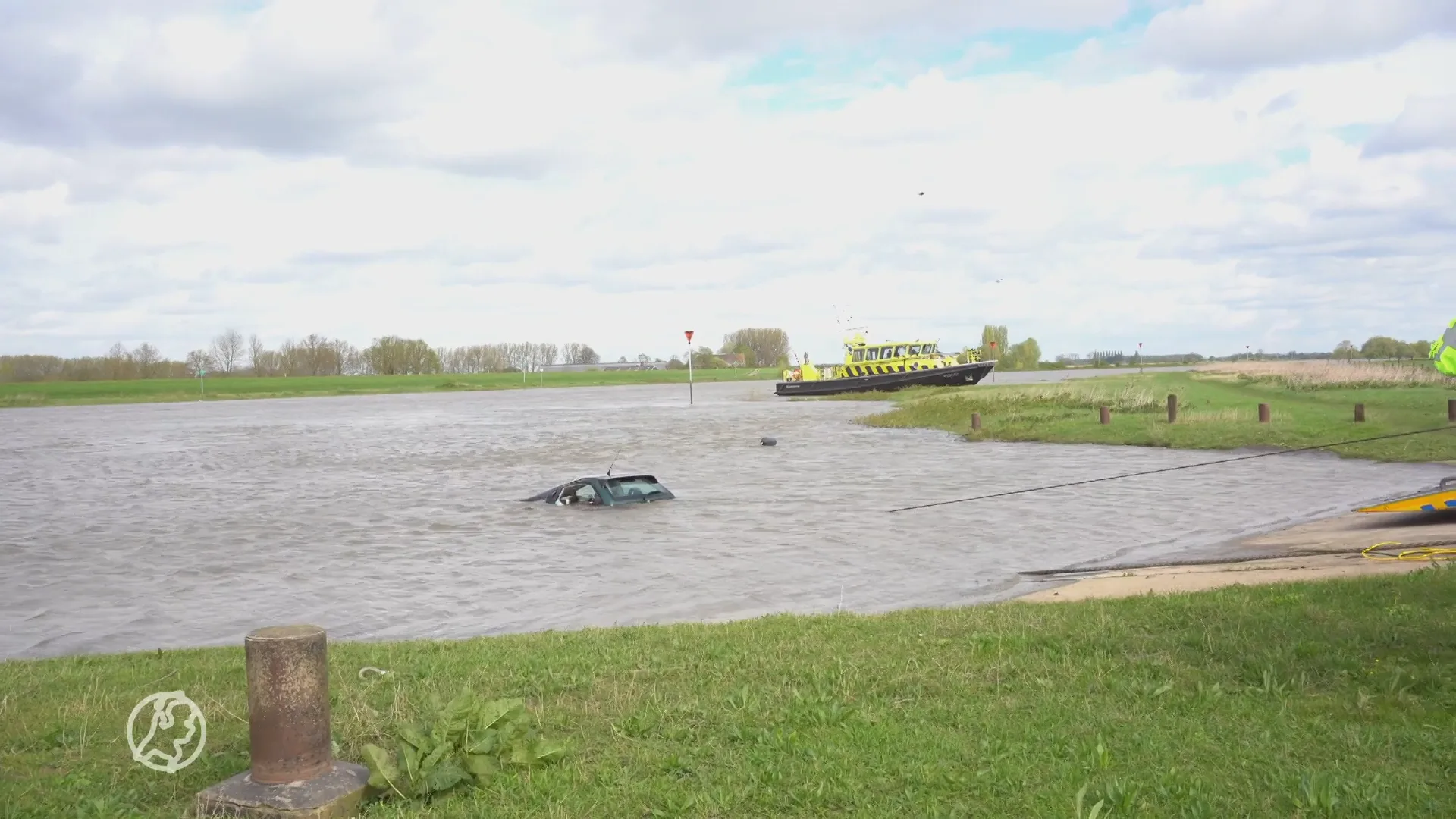 Auto belandt in IJssel, bergers halen voertuig uit het water