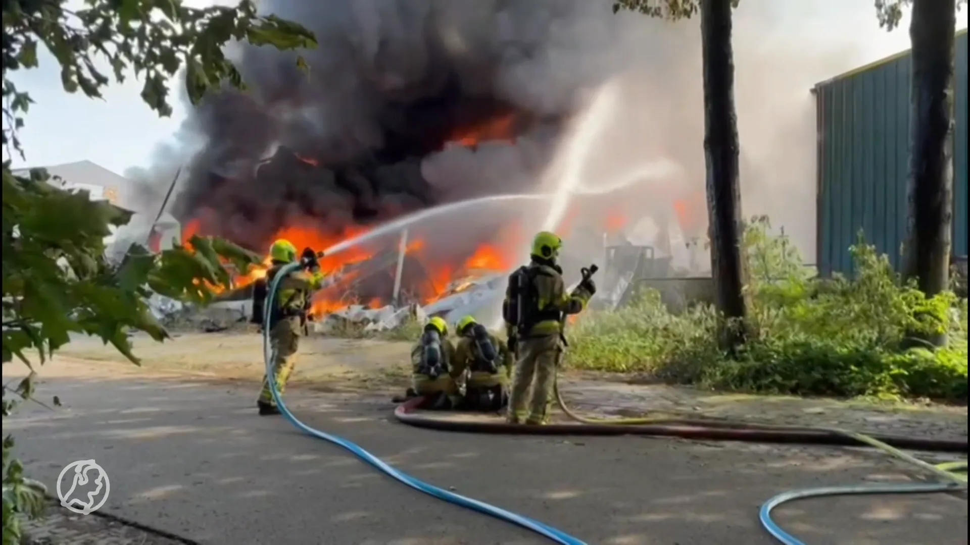 Grote uitslaande brand in loods met elektrische scooters