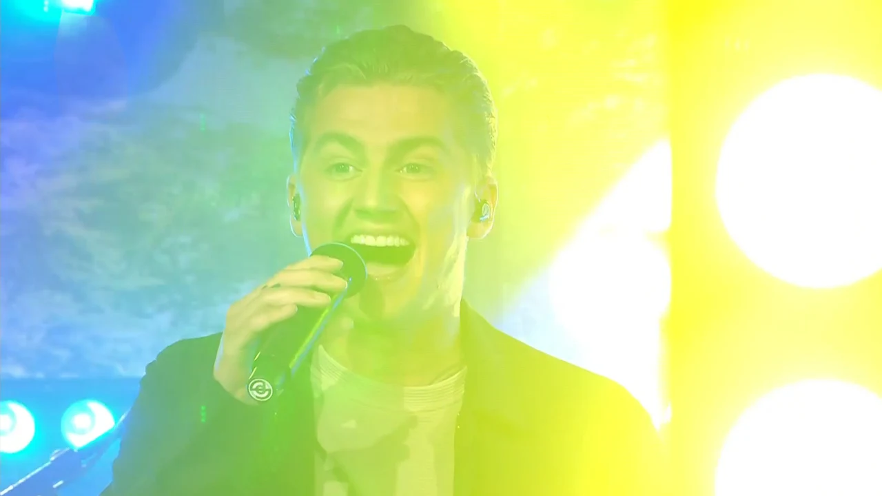 Mart Hoogkamer zorgt voor kroegsfeer in De Oranjezomer-studio met 'Doe mij 'n rondje!'