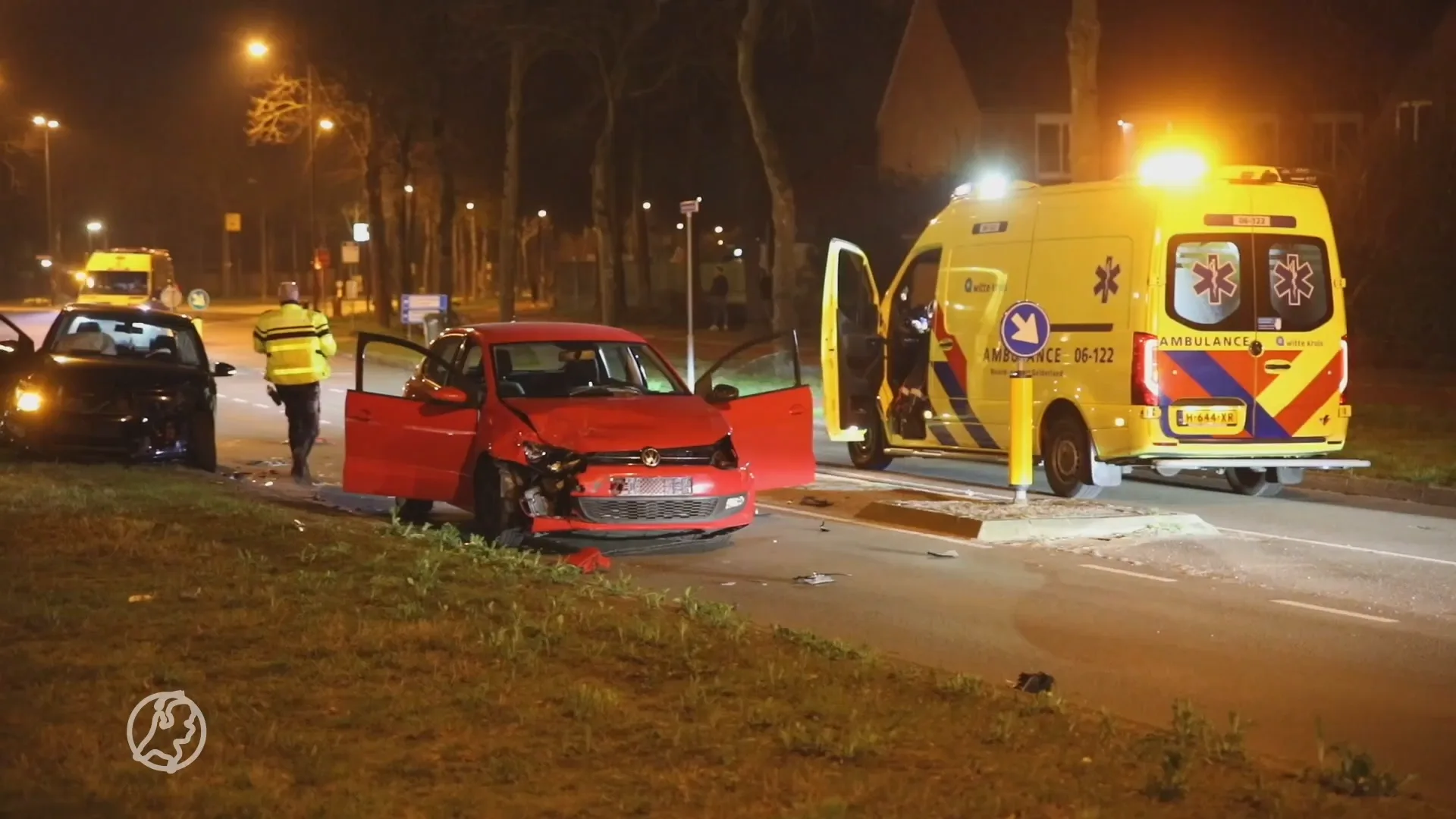 Twee gewonden en ravage na zwaar auto-ongeluk in Apeldoorn